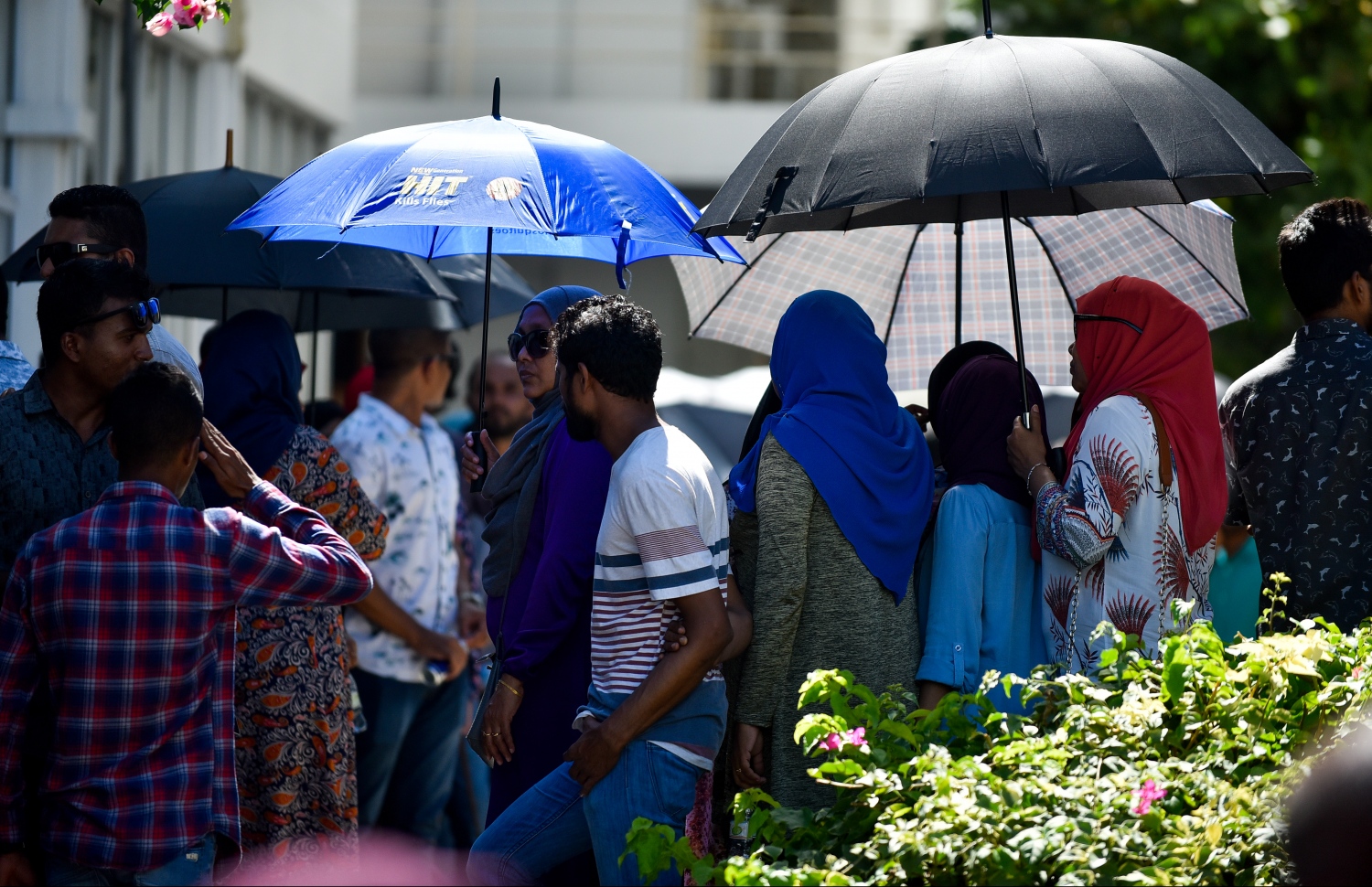 މާލެ: ސެޕްޓެމްބަރު 23، 2018: ރިޔާސީ އިންތިހާބުގެ ވޯޓުލުން: އެމްއެންޔޫ މައި އިމާރާތުގައި ބަހައްޓާފައި ހުރި ވޯޓު ފޮށިތަކަށް ވޯޓުލުމަށް މީހުން ކިޔޫ ހަދައިގެން .--ފޮޓޯ: އަހުމަދު ނިޝާތު/މިހާރު