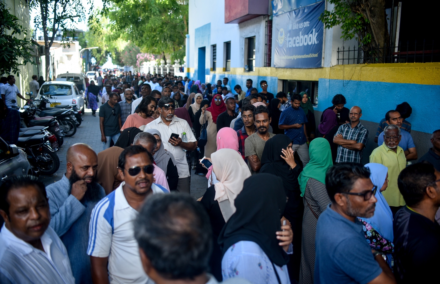 މާލެ: ސެޕްޓެމްބަރު 23، 2018: ރިޔާސީ އިންތިހާބުގެ ވޯޓުލުން: ބިލަބޮންގް އިންޓަނޭޝަނަލް ހައި ސްކޫލުގައި ބަހައްޓާފައި ހުރި ވޯޓު ފޮށިތަކަށް ވޯޓުލުމަށް މީހުން ކިޔޫ ހަދައިގެން .--ފޮޓޯ: އަހުމަދު ނިޝާތު/މިހާރު