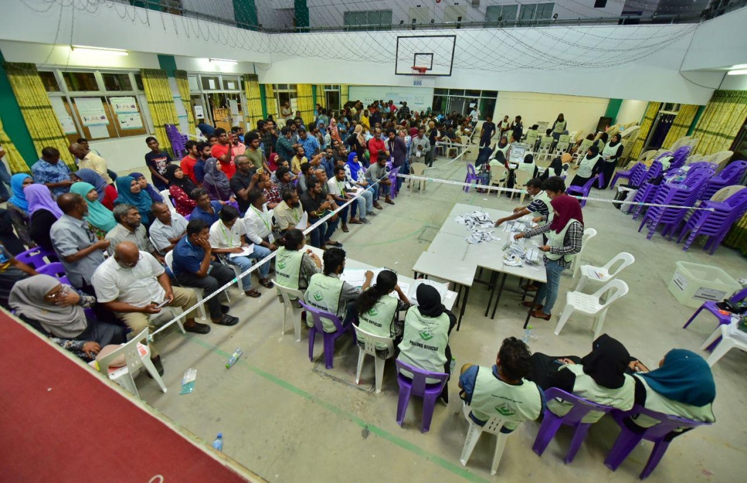 ސެޕްޓެމްބަރު 23، 2018 ގައި އޮތް ރިޔާސީ އިންތިހާބުގައި އަމީނިއްޔާ ސްކޫލުގައި ބަހައްޓާފައިވާ ވޯޓު ފޮށިތަށް ގުނަނީ.-- ފޮޓޯ: ހުސެން ވަހީދު /މިހާރު