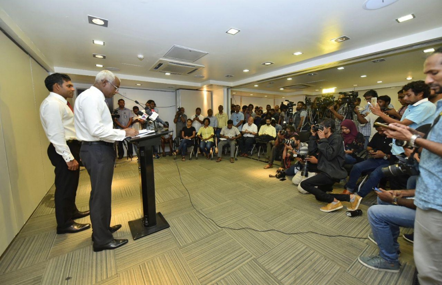 އިބޫ ނޫސްވެރިންނާ ބައްދަލު ކުރައްވަނީ-- ފޮޓޯ: ނިޝާން އަލީ/މިހާރު