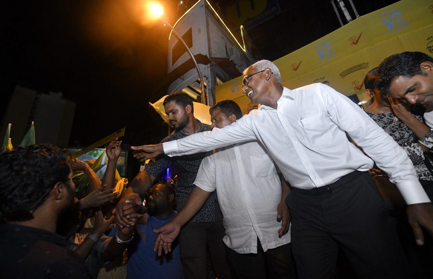 ސެޕްޓެމްބަރު 24، 2018- އާޓިފިޝަލް ބީޗު ސަރަހައްދު: އިއްޔެ ބޭއްވި ރިޔާސީ އިންތިހާބުގައި ބޮޑު ތަފާތަކުން ރައީސް އަބްދުﷲ ޔާމީން ބަލި ކުރައްވައި ކާމިޔާބު ހޯއްދެވި އިބްރާހިމް މުހަންމަދު ސޯލިހު (އިބޫ) އާއި ރަނިންމޭޓް ފައިސަލް ނަސީމާ އެކު އިދިކޮޅު ފަރާތްތަކުން އުފާ ފާޅުކުރަނީ -- ފޮޓޯތައް: ނިޝާން އަލީ/ މިހާރު