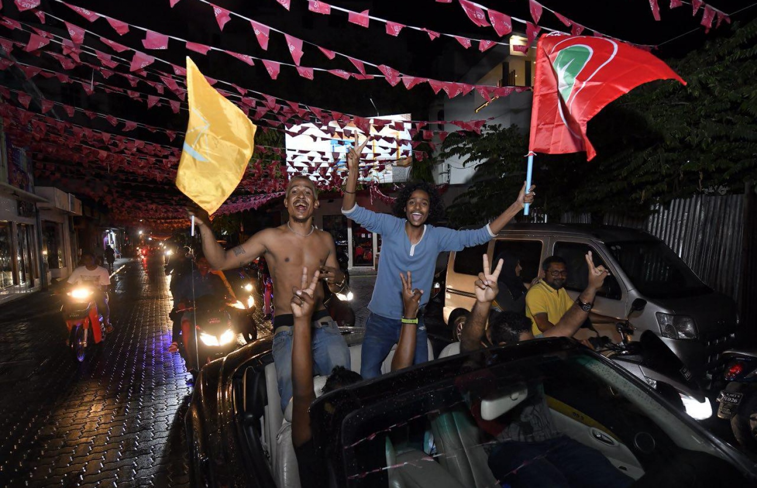 ސެޕްޓެމްބަރު 24، 2018- އާޓިފިޝަލް ބީޗު ސަރަހައްދު: އިއްޔެ ބޭއްވި ރިޔާސީ އިންތިހާބުގައި ބޮޑު ތަފާތަކުން ރައީސް އަބްދުﷲ ޔާމީން ބަލި ކުރައްވައި ކާމިޔާބު ހޯއްދެވި އިބްރާހިމް މުހަންމަދު ސޯލިހު (އިބޫ) އާއި ރަނިންމޭޓް ފައިސަލް ނަސީމާ އެކު އިދިކޮޅު ފަރާތްތަކުން އުފާ ފާޅުކުރަނީ -- ފޮޓޯތައް: ނިޝާން އަލީ/ މިހާރު