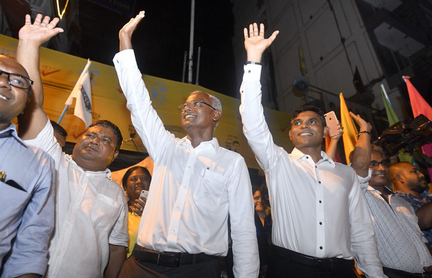 ސެޕްޓެމްބަރު 24، 2018- އާޓިފިޝަލް ބީޗު ސަރަހައްދު: އިއްޔެ ބޭއްވި ރިޔާސީ އިންތިހާބުގައި ބޮޑު ތަފާތަކުން ރައީސް އަބްދުﷲ ޔާމީން ބަލި ކުރައްވައި ކާމިޔާބު ހޯއްދެވި އިބްރާހިމް މުހަންމަދު ސޯލިހު (އިބޫ) އާއި ރަނިންމޭޓް ފައިސަލް ނަސީމާ އެކު އިދިކޮޅު ފަރާތްތަކުން އުފާ ފާޅުކުރަނީ -- ފޮޓޯތައް: ނިޝާން އަލީ/ މިހާރު