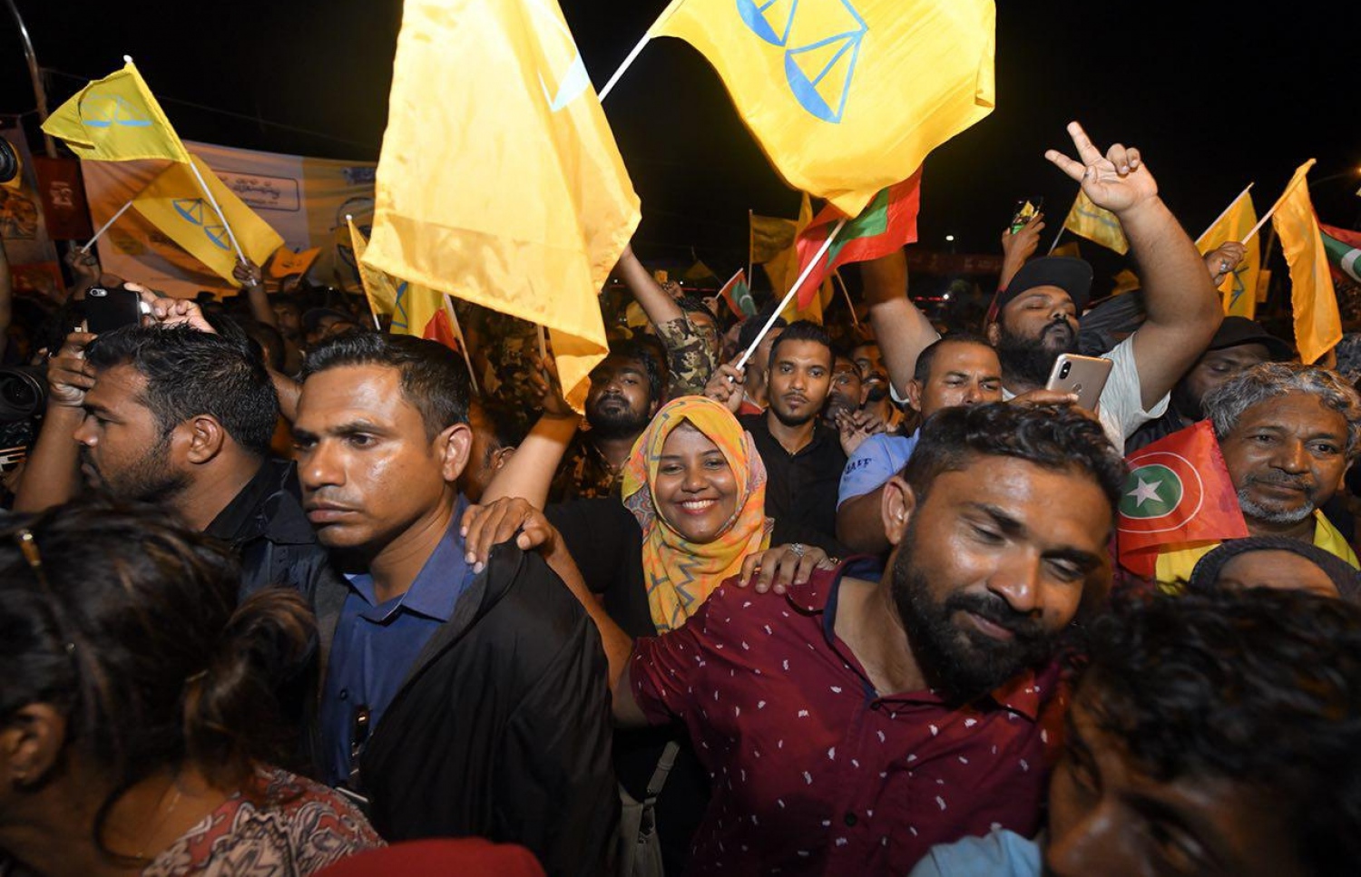 ސެޕްޓެމްބަރު 24، 2018- އާޓިފިޝަލް ބީޗު ސަރަހައްދު: އިއްޔެ ބޭއްވި ރިޔާސީ އިންތިހާބުގައި ބޮޑު ތަފާތަކުން ރައީސް އަބްދުﷲ ޔާމީން ބަލި ކުރައްވައި ކާމިޔާބު ހޯއްދެވި އިބްރާހިމް މުހަންމަދު ސޯލިހު (އިބޫ) އާއި ރަނިންމޭޓް ފައިސަލް ނަސީމާ އެކު އިދިކޮޅު ފަރާތްތަކުން އުފާ ފާޅުކުރަނީ -- ފޮޓޯތައް: ނިޝާން އަލީ/ މިހާރު