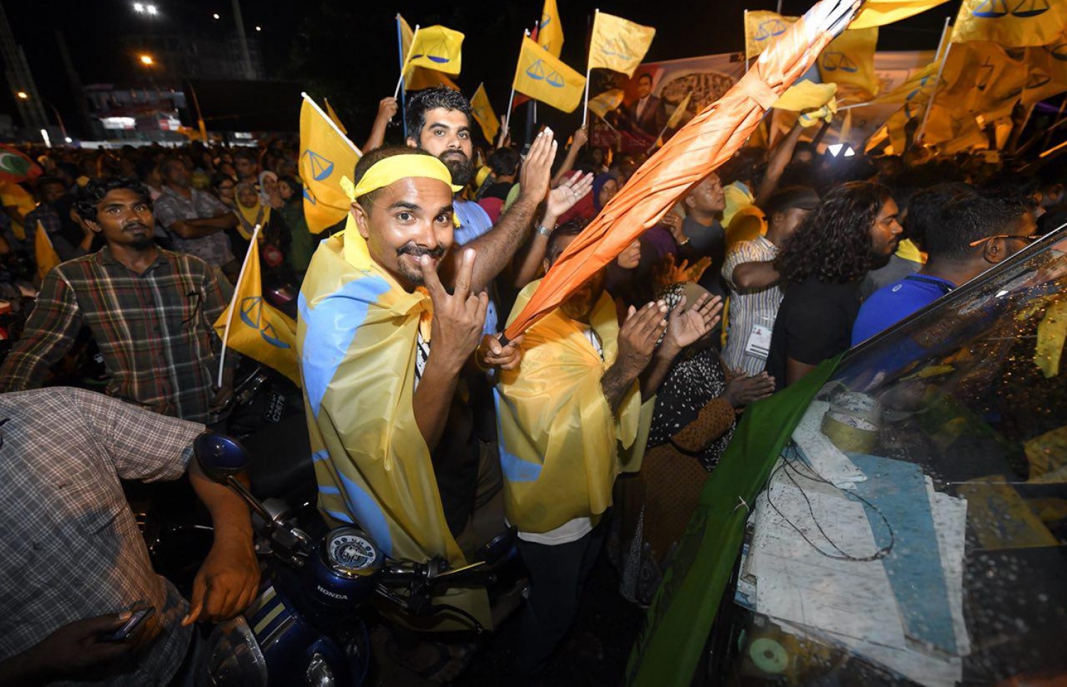 ސެޕްޓެމްބަރު 24، 2018- އާޓިފިޝަލް ބީޗު ސަރަހައްދު: އިއްޔެ ބޭއްވި ރިޔާސީ އިންތިހާބުގައި ބޮޑު ތަފާތަކުން ރައީސް އަބްދުﷲ ޔާމީން ބަލި ކުރައްވައި ކާމިޔާބު ހޯއްދެވި އިބްރާހިމް މުހަންމަދު ސޯލިހު (އިބޫ) އާއި ރަނިންމޭޓް ފައިސަލް ނަސީމާ އެކު އިދިކޮޅު ފަރާތްތަކުން އުފާ ފާޅުކުރަނީ -- ފޮޓޯތައް: ނިޝާން އަލީ/ މިހާރު