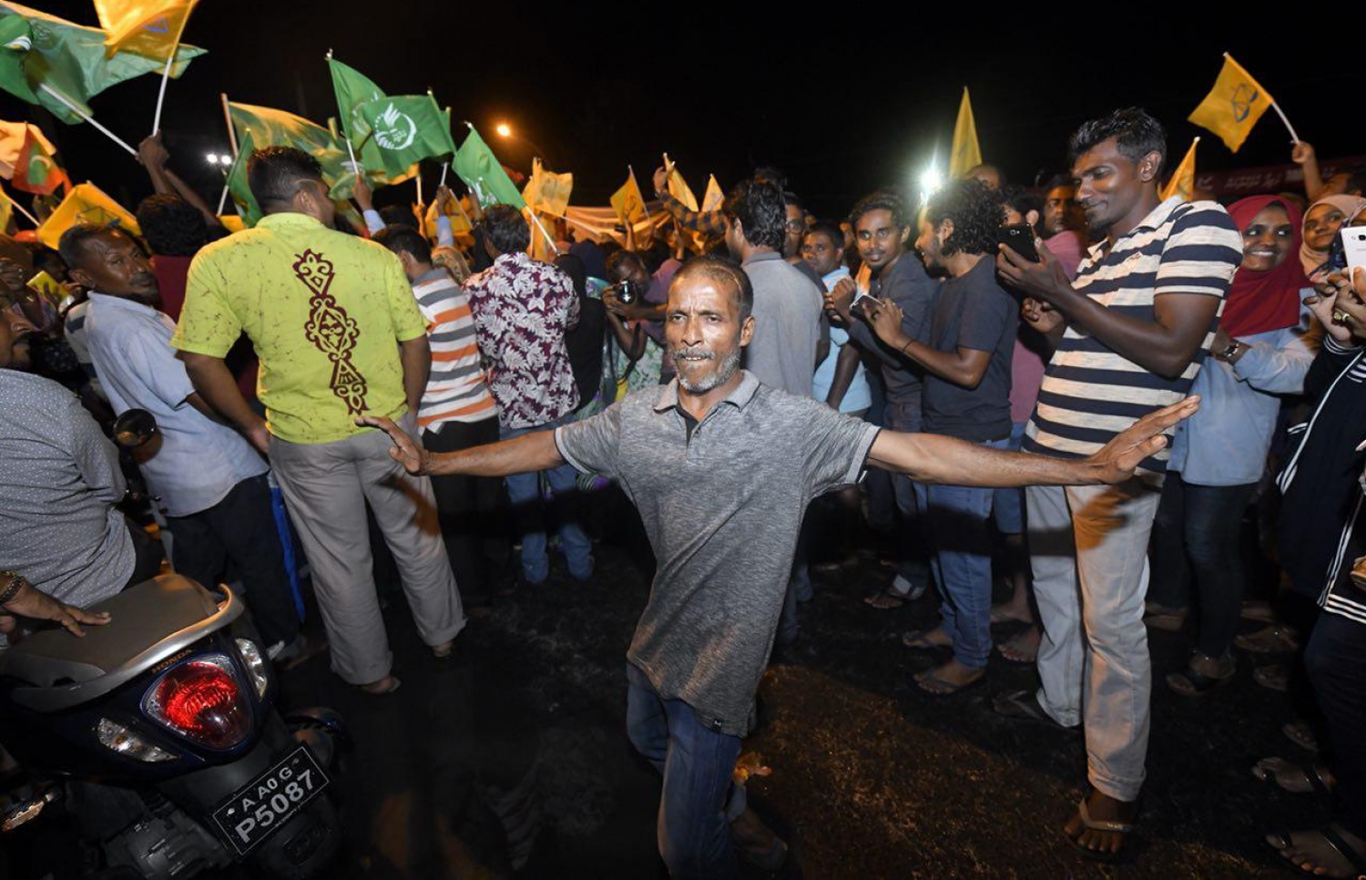 ސެޕްޓެމްބަރު 24، 2018- އާޓިފިޝަލް ބީޗު ސަރަހައްދު: އިއްޔެ ބޭއްވި ރިޔާސީ އިންތިހާބުގައި ބޮޑު ތަފާތަކުން ރައީސް އަބްދުﷲ ޔާމީން ބަލި ކުރައްވައި ކާމިޔާބު ހޯއްދެވި އިބްރާހިމް މުހަންމަދު ސޯލިހު (އިބޫ) އާއި ރަނިންމޭޓް ފައިސަލް ނަސީމާ އެކު އިދިކޮޅު ފަރާތްތަކުން އުފާ ފާޅުކުރަނީ -- ފޮޓޯތައް: ނިޝާން އަލީ/ މިހާރު