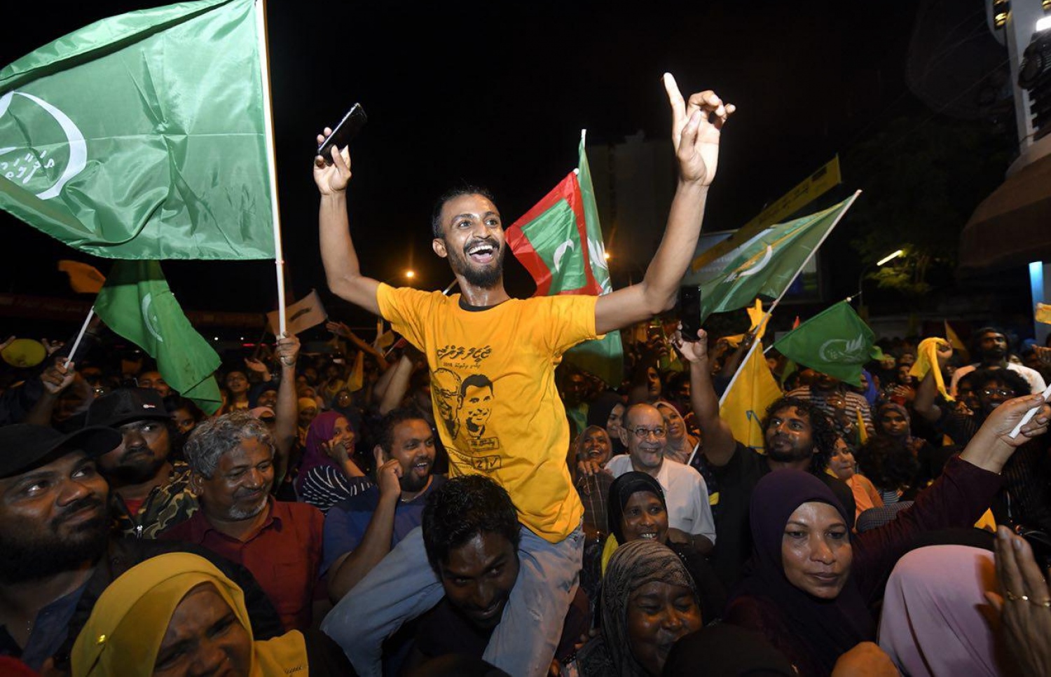 ސެޕްޓެމްބަރު 24، 2018- އާޓިފިޝަލް ބީޗު ސަރަހައްދު: އިއްޔެ ބޭއްވި ރިޔާސީ އިންތިހާބުގައި ބޮޑު ތަފާތަކުން ރައީސް އަބްދުﷲ ޔާމީން ބަލި ކުރައްވައި ކާމިޔާބު ހޯއްދެވި އިބްރާހިމް މުހަންމަދު ސޯލިހު (އިބޫ) އާއި ރަނިންމޭޓް ފައިސަލް ނަސީމާ އެކު އިދިކޮޅު ފަރާތްތަކުން އުފާ ފާޅުކުރަނީ -- ފޮޓޯތައް: ނިޝާން އަލީ/ މިހާރު