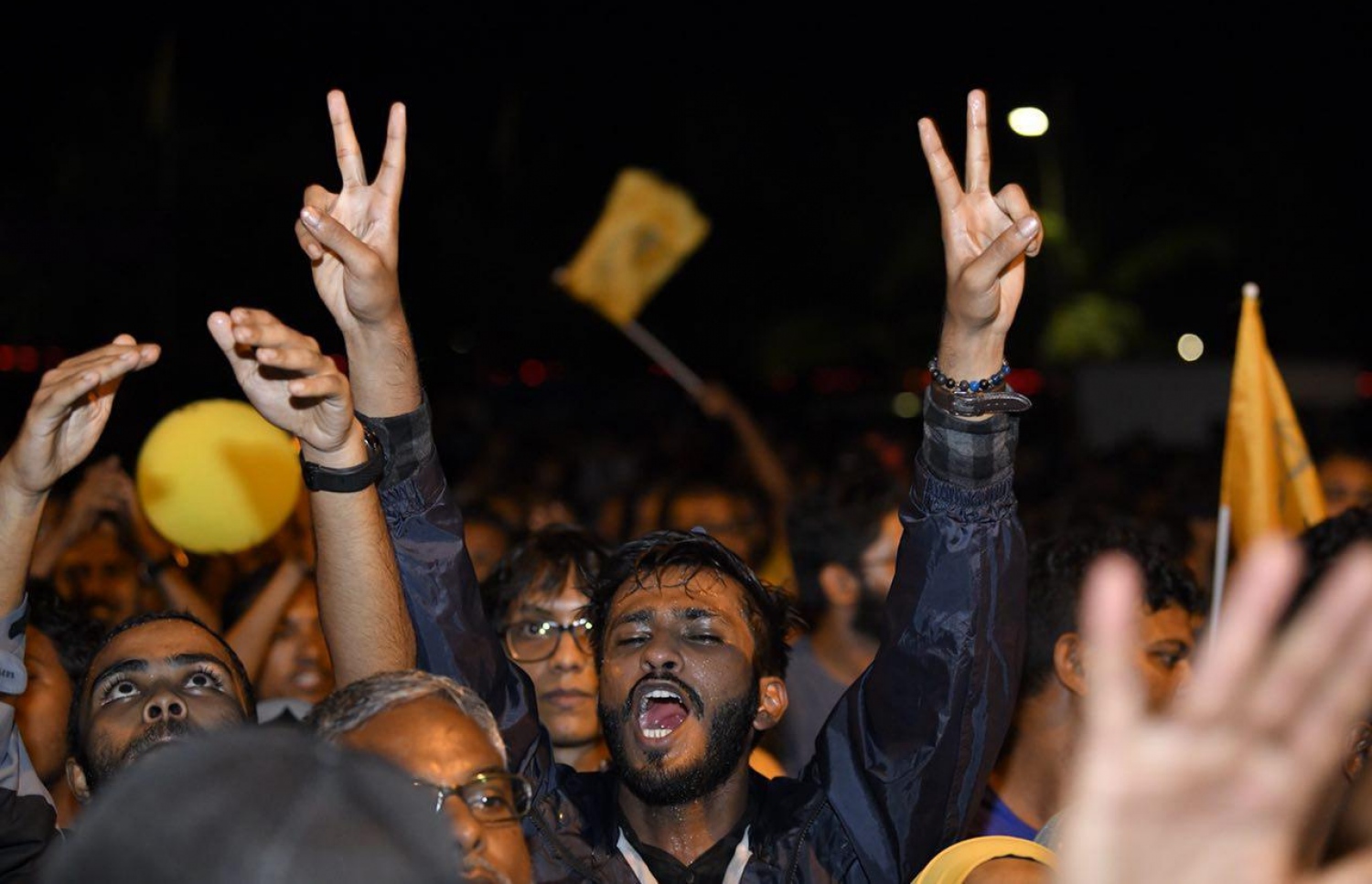 ސެޕްޓެމްބަރު 24، 2018- އާޓިފިޝަލް ބީޗު ސަރަހައްދު: އިއްޔެ ބޭއްވި ރިޔާސީ އިންތިހާބުގައި ބޮޑު ތަފާތަކުން ރައީސް އަބްދުﷲ ޔާމީން ބަލި ކުރައްވައި ކާމިޔާބު ހޯއްދެވި އިބްރާހިމް މުހަންމަދު ސޯލިހު (އިބޫ) އާއި ރަނިންމޭޓް ފައިސަލް ނަސީމާ އެކު އިދިކޮޅު ފަރާތްތަކުން އުފާ ފާޅުކުރަނީ -- ފޮޓޯތައް: ނިޝާން އަލީ/ މިހާރު