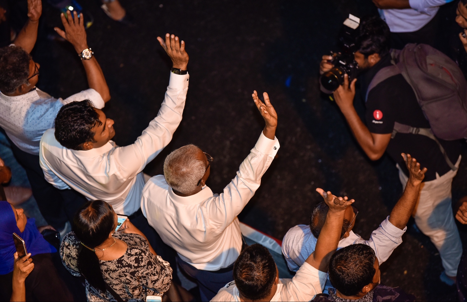 ސެޕްޓެމްބަރު 24، 2018- އާޓިފިޝަލް ބީޗު ސަރަހައްދު: އިއްޔެ ބޭއްވި ރިޔާސީ އިންތިހާބުގައި ބޮޑު ތަފާތަކުން ރައީސް އަބްދުﷲ ޔާމީން ބަލި ކުރައްވައި އިބްރާހިމް މުހަންމަދު ސޯލިހު (އިބޫ) ކާމިޔާބު ހޯއްދެވުން ފާހަގަކުރުމުގެ ގޮތުން އާޓިފިޝަލް ބީޗް ސަރަހައްދަށް އެއްވެތިބި ގިނަ އަދަދެއްގެ އިދިކޮޅު ސަޕޯޓަރުންނަށް އިބޫ އަދި ރަނިންމޭޓް ފައިސަލް، އަތުން އިޝާރާތްކޮށްލައްވަނީ -- ފޮޓޯ: ހުސައިން ވަހީދު/ މިހާރު