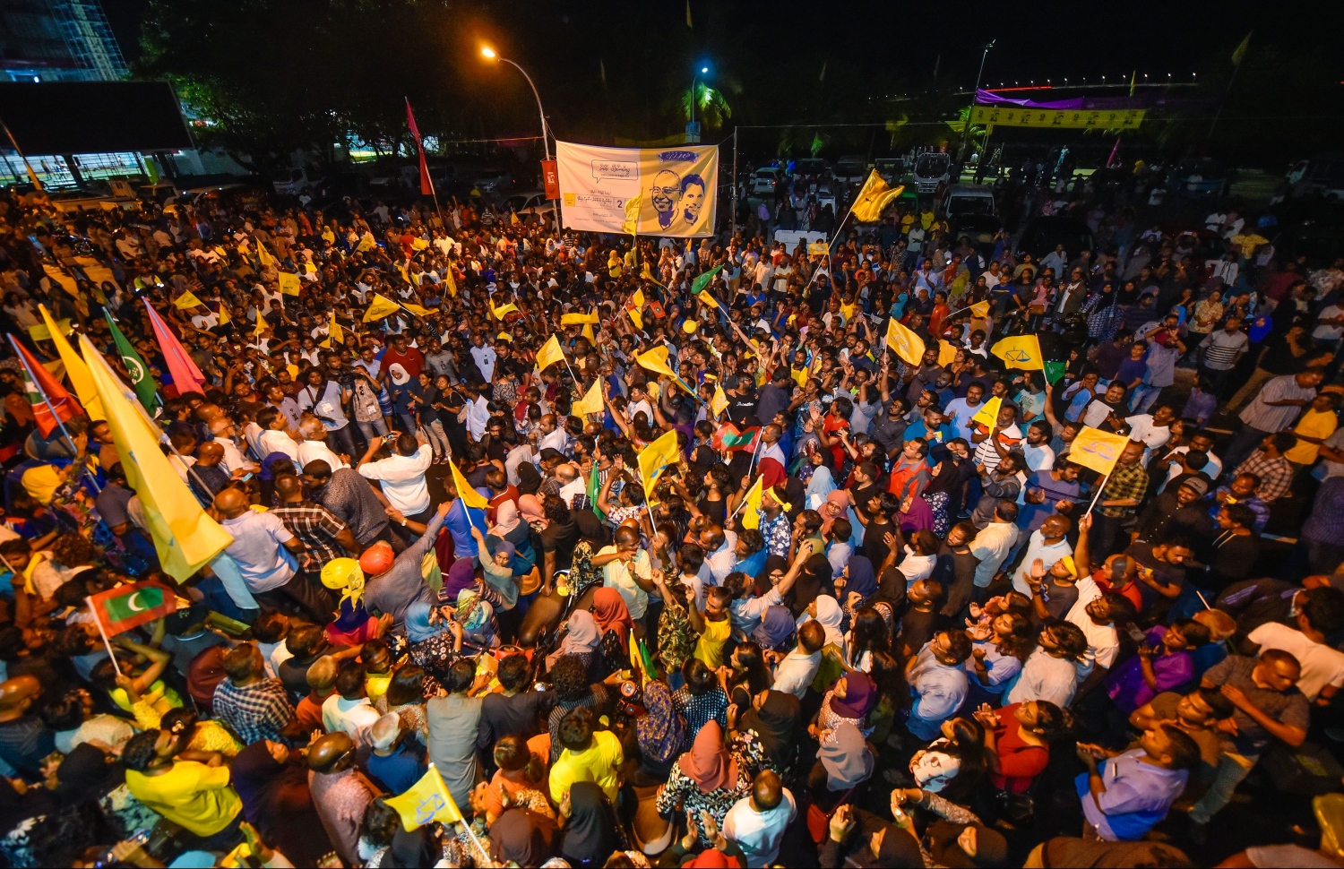 ސެޕްޓެމްބަރު 24، 2018- އާޓިފިޝަލް ބީޗު ސަރަހައްދު: އިއްޔެ ބޭއްވި ރިޔާސީ އިންތިހާބުގައި ބޮޑު ތަފާތަކުން ރައީސް އަބްދުﷲ ޔާމީން ބަލި ކުރައްވައި ކާމިޔާބު ހޯއްދެވި އިބްރާހިމް މުހަންމަދު ސޯލިހު (އިބޫ) އާއި ރަނިންމޭޓް ފައިސަލް ނަސީމާ އެކު ގިނަ އަދަދެއްގެ އިދިކޮޅު ސަޕޯޓަރުން އާޓިފިޝަލް ބީޗް ސަރަހައްދަށް އެއްވެ އުފާ ފާޅުކުރަނީ -- ފޮޓޯ: ހުސައިން ވަހީދު/ މިހާރު