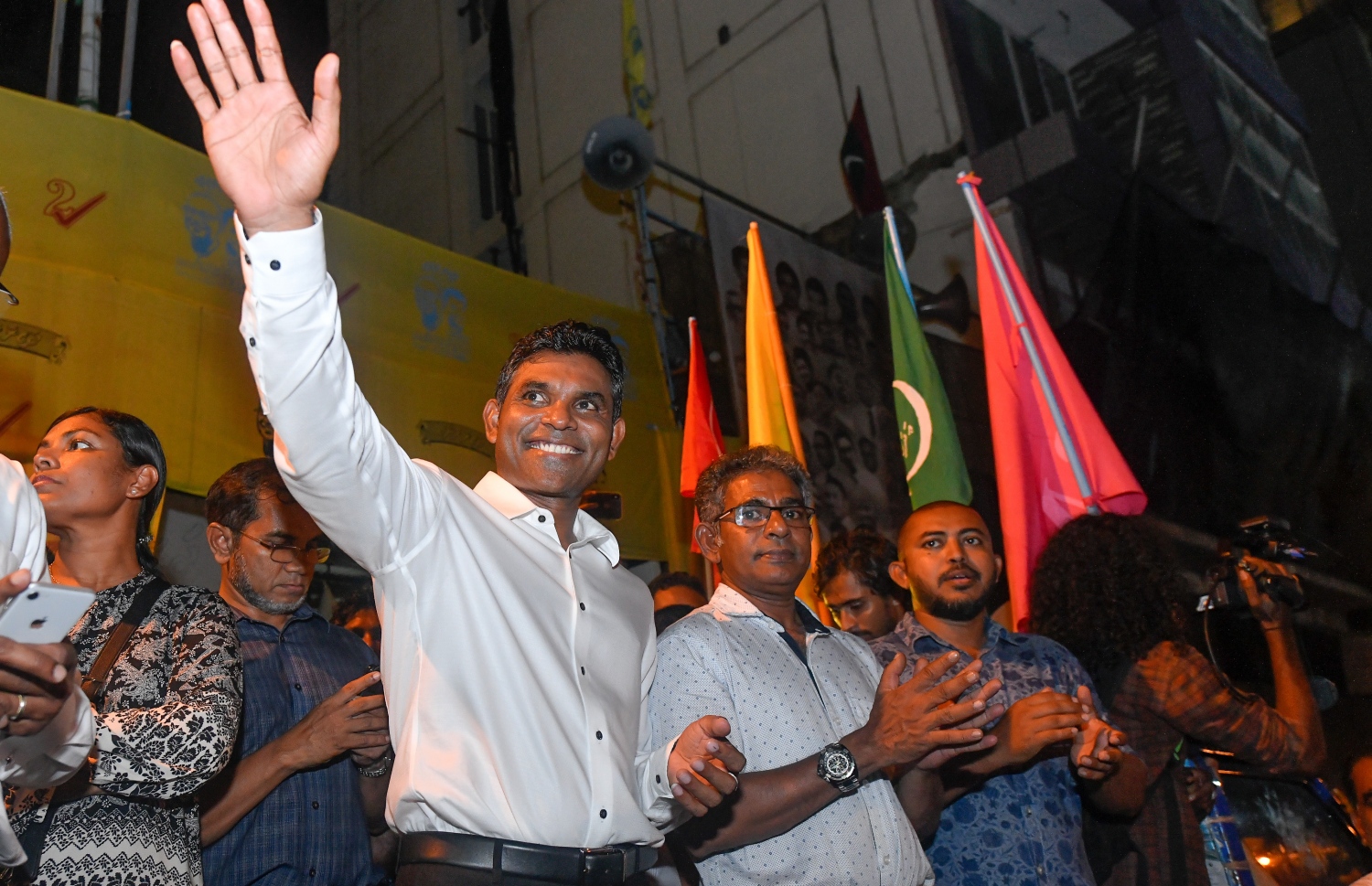 ސެޕްޓެމްބަރު 24، 2018- އާޓިފިޝަލް ބީޗު ސަރަހައްދު: އިއްޔެ ބޭއްވި ރިޔާސީ އިންތިހާބުގައި ބޮޑު ތަފާތަކުން ރައީސް އަބްދުﷲ ޔާމީން ބަލި ކުރައްވައި ކާމިޔާބު ހޯއްދެވި އިބްރާހިމް މުހަންމަދު ސޯލިހު (އިބޫ) އާއި ރަނިންމޭޓް ފައިސަލް ނަސީމާ އެކު އިދިކޮޅު ފަރާތްތަކުން އުފާ ފާޅުކުރަނީ -- ފޮޓޯތައް: ނިޝާން އަލީ/ މިހާރު