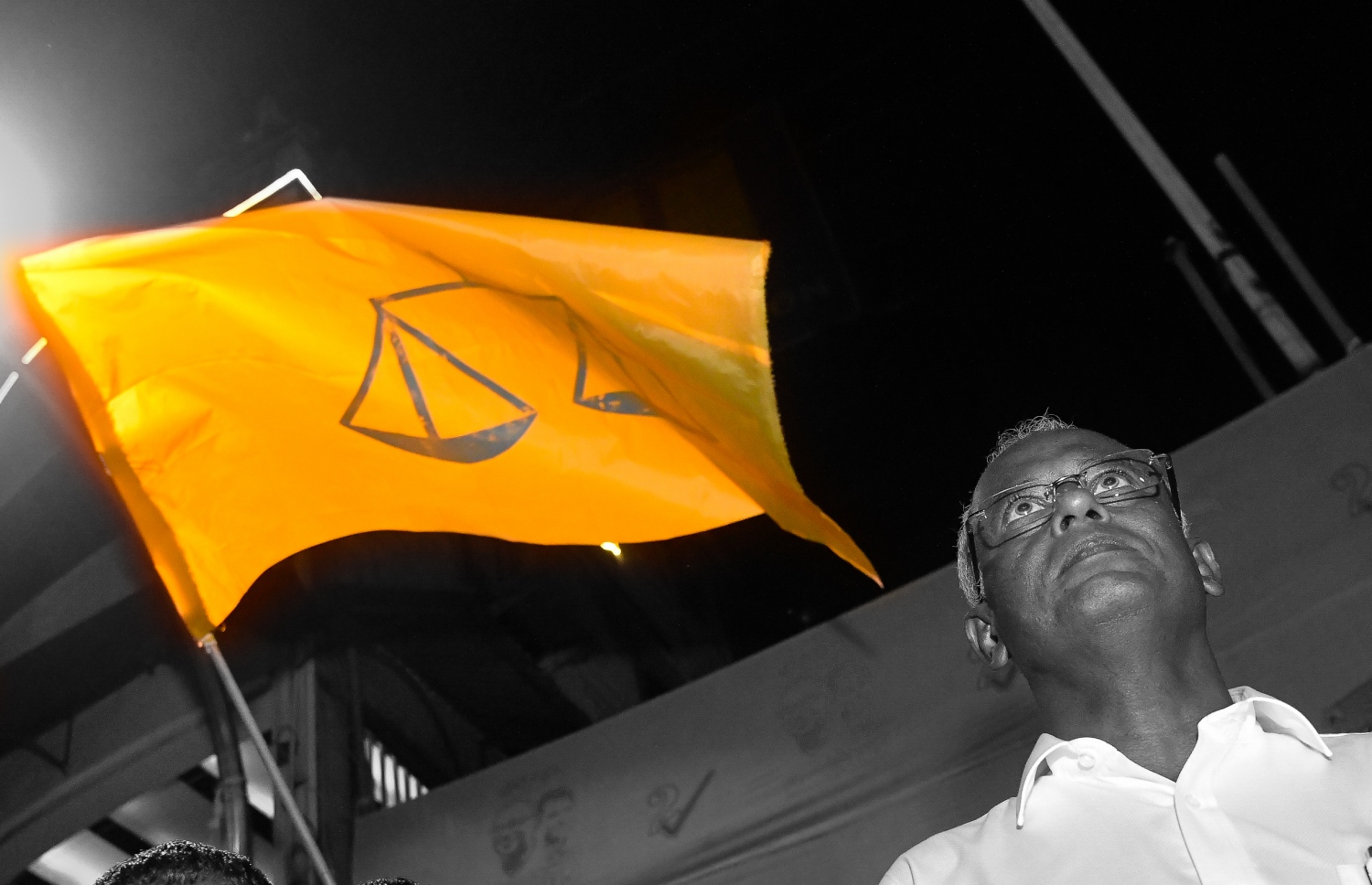 ސެޕްޓެމްބަރު 24، 2018- އާޓިފިޝަލް ބީޗު ސަރަހައްދު: އިއްޔެ ބޭއްވި ރިޔާސީ އިންތިހާބުގައި ބޮޑު ތަފާތަކުން ރައީސް އަބްދުﷲ ޔާމީން ބަލި ކުރައްވައި ކާމިޔާބު ހޯއްދެވި އިބްރާހިމް މުހަންމަދު ސޯލިހު (އިބޫ) އާއި ރަނިންމޭޓް ފައިސަލް ނަސީމާ އެކު އިދިކޮޅު ފަރާތްތަކުން އުފާ ފާޅުކުރަނީ -- ފޮޓޯތައް: ނިޝާން އަލީ/ މިހާރު