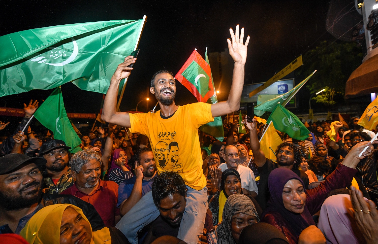 ސެޕްޓެމްބަރު 24، 2018- އާޓިފިޝަލް ބީޗު ސަރަހައްދު: އިއްޔެ ބޭއްވި ރިޔާސީ އިންތިހާބުގައި ބޮޑު ތަފާތަކުން ރައީސް އަބްދުﷲ ޔާމީން ބަލި ކުރައްވައި ކާމިޔާބު ހޯއްދެވި އިބްރާހިމް މުހަންމަދު ސޯލިހު (އިބޫ) އާއި ރަނިންމޭޓް ފައިސަލް ނަސީމާ އެކު އިދިކޮޅު ފަރާތްތަކުން އުފާ ފާޅުކުރަނީ -- ފޮޓޯތައް: ނިޝާން އަލީ/ މިހާރު