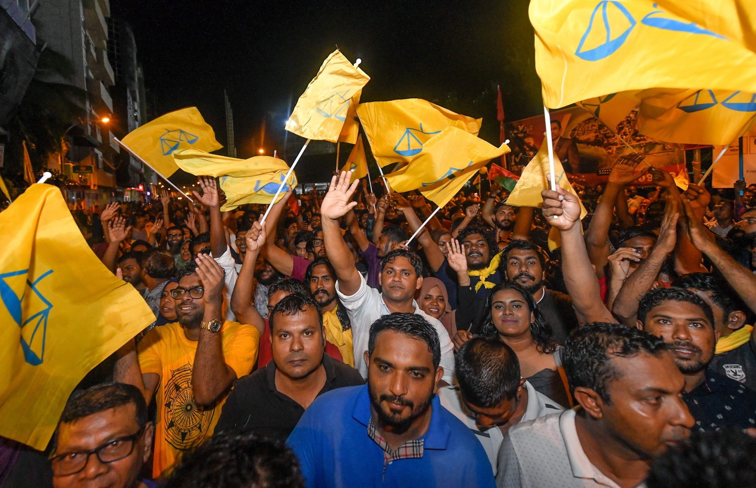 ސެޕްޓެމްބަރު 24، 2018- އާޓިފިޝަލް ބީޗު ސަރަހައްދު: އިއްޔެ ބޭއްވި ރިޔާސީ އިންތިހާބުގައި ބޮޑު ތަފާތަކުން ރައީސް އަބްދުﷲ ޔާމީން ބަލި ކުރައްވައި ކާމިޔާބު ހޯއްދެވި އިބްރާހިމް މުހަންމަދު ސޯލިހު (އިބޫ) އާއި ރަނިންމޭޓް ފައިސަލް ނަސީމާ އެކު އިދިކޮޅު ފަރާތްތަކުން އުފާ ފާޅުކުރަނީ -- ފޮޓޯތައް: ނިޝާން އަލީ/ މިހާރު