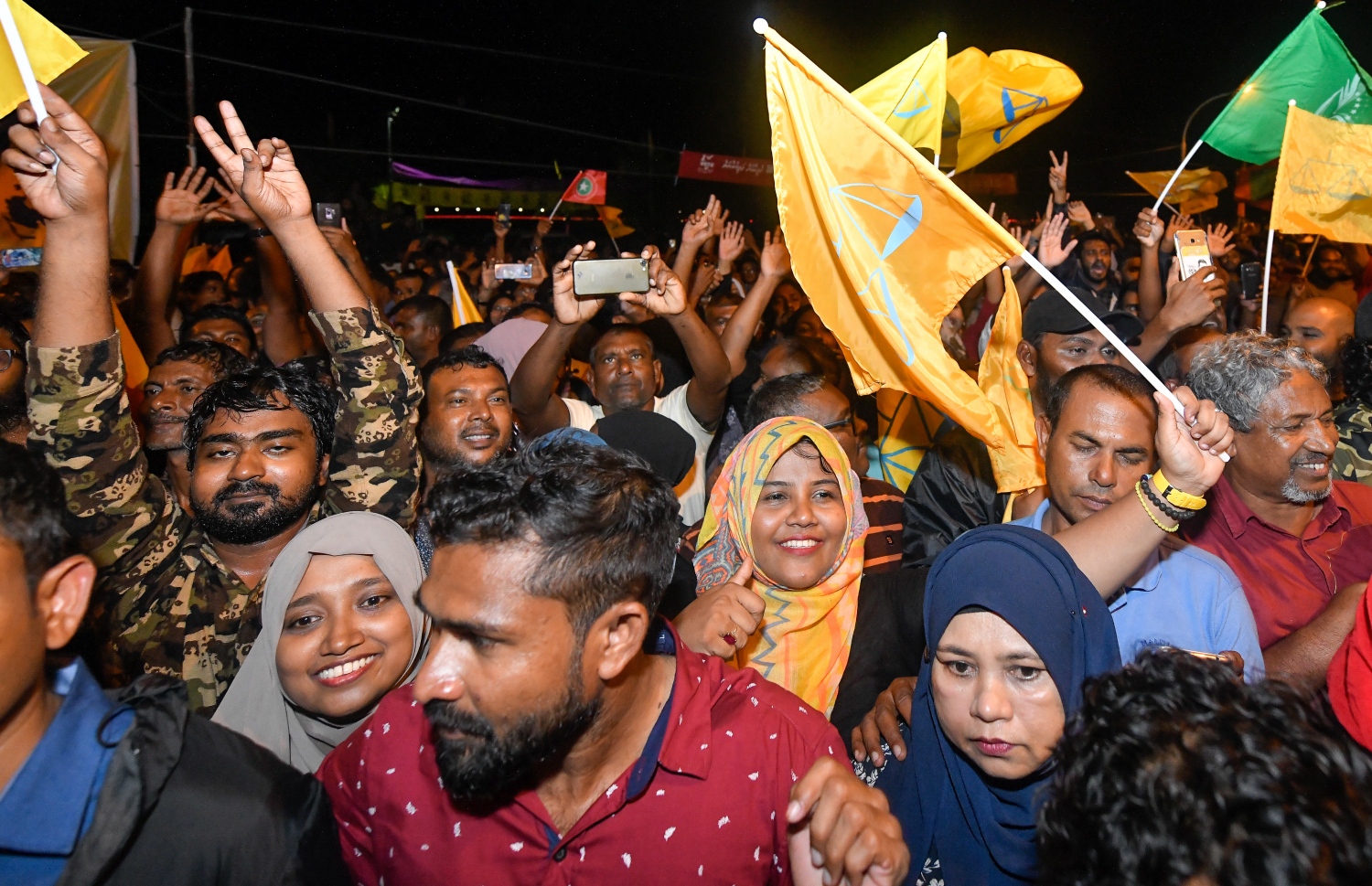 ސެޕްޓެމްބަރު 24، 2018- އާޓިފިޝަލް ބީޗު ސަރަހައްދު: އިއްޔެ ބޭއްވި ރިޔާސީ އިންތިހާބުގައި ބޮޑު ތަފާތަކުން ރައީސް އަބްދުﷲ ޔާމީން ބަލި ކުރައްވައި ކާމިޔާބު ހޯއްދެވި އިބްރާހިމް މުހަންމަދު ސޯލިހު (އިބޫ) އާއި ރަނިންމޭޓް ފައިސަލް ނަސީމާ އެކު އިދިކޮޅު ފަރާތްތަކުން އުފާ ފާޅުކުރަނީ -- ފޮޓޯތައް: ނިޝާން އަލީ/ މިހާރު