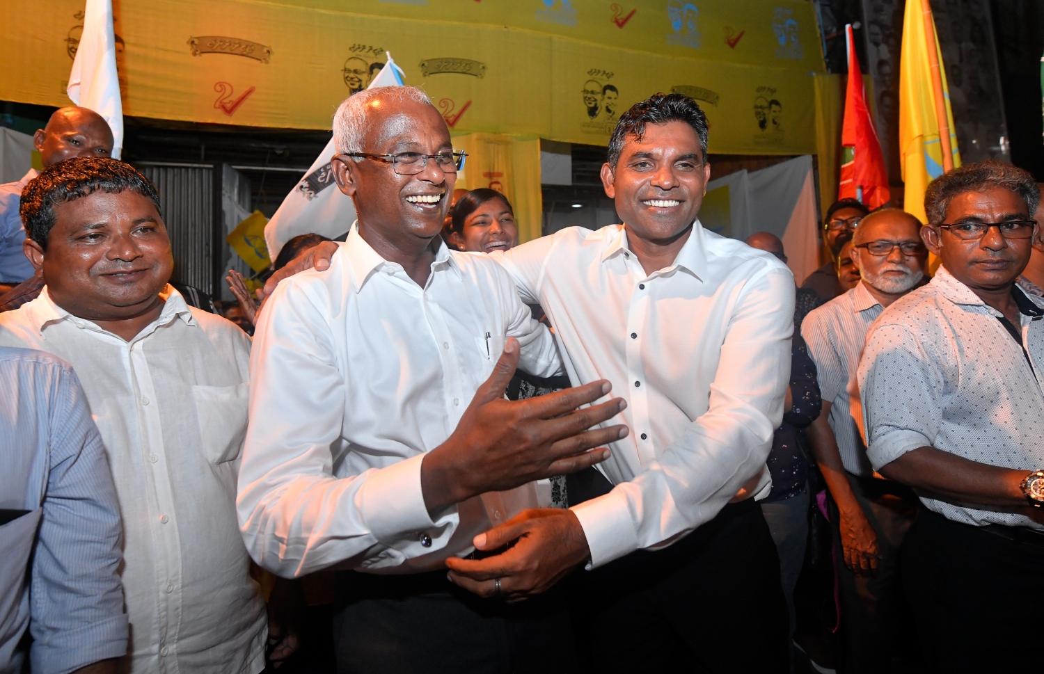 ސެޕްޓެމްބަރު 24، 2018- އާޓިފިޝަލް ބީޗު ސަރަހައްދު: އިއްޔެ ބޭއްވި ރިޔާސީ އިންތިހާބުގައި ބޮޑު ތަފާތަކުން ރައީސް އަބްދުﷲ ޔާމީން ބަލި ކުރައްވައި ކާމިޔާބު ހޯއްދެވި އިބްރާހިމް މުހަންމަދު ސޯލިހު (އިބޫ) އާއި ރަނިންމޭޓް ފައިސަލް ނަސީމާ އެކު އިދިކޮޅު ފަރާތްތަކުން އުފާ ފާޅުކުރަނީ -- ފޮޓޯތައް: ނިޝާން އަލީ/ މިހާރު