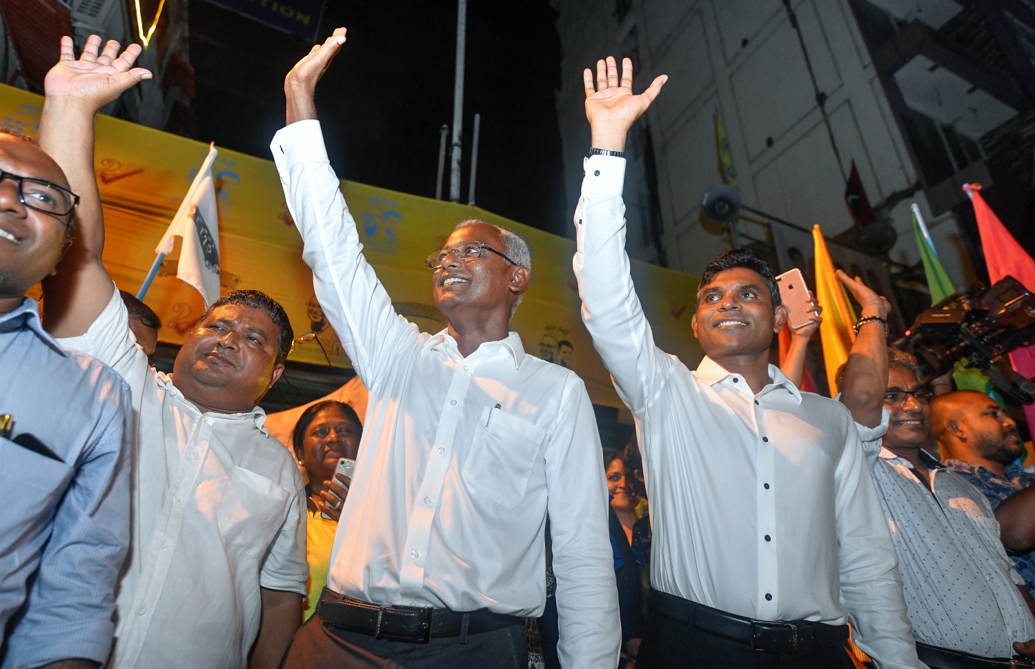 ސެޕްޓެމްބަރު 24، 2018- އާޓިފިޝަލް ބީޗު ސަރަހައްދު: އިއްޔެ ބޭއްވި ރިޔާސީ އިންތިހާބުގައި ބޮޑު ތަފާތަކުން ރައީސް އަބްދުﷲ ޔާމީން ބަލި ކުރައްވައި ކާމިޔާބު ހޯއްދެވި އިބްރާހިމް މުހަންމަދު ސޯލިހު (އިބޫ) އާއި ރަނިންމޭޓް ފައިސަލް ނަސީމާ އެކު އިދިކޮޅު ފަރާތްތަކުން އުފާ ފާޅުކުރަނީ -- ފޮޓޯތައް: ނިޝާން އަލީ/ މިހާރު