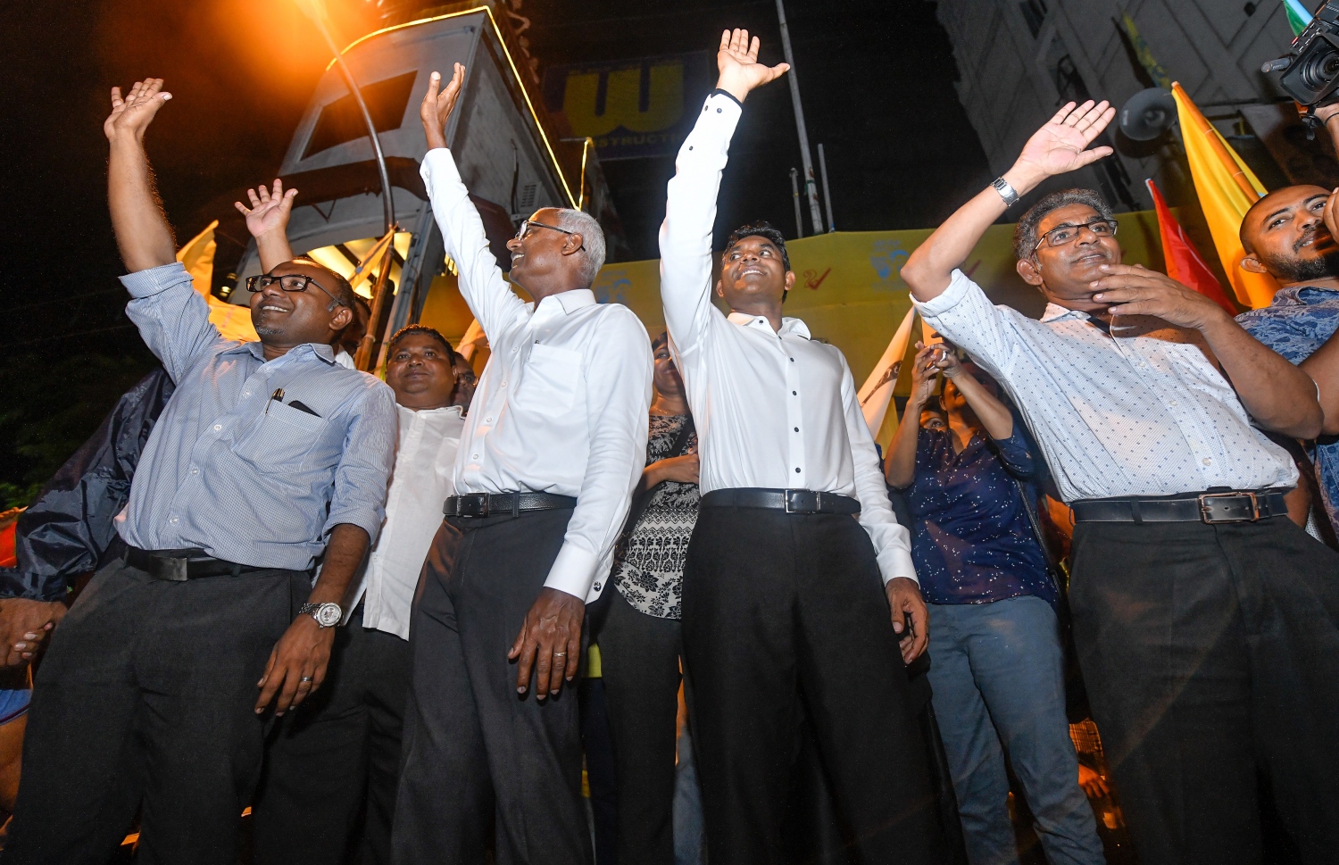 ސެޕްޓެމްބަރު 24، 2018- އާޓިފިޝަލް ބީޗު ސަރަހައްދު: އިއްޔެ ބޭއްވި ރިޔާސީ އިންތިހާބުގައި ބޮޑު ތަފާތަކުން ރައީސް އަބްދުﷲ ޔާމީން ބަލި ކުރައްވައި ކާމިޔާބު ހޯއްދެވި އިބްރާހިމް މުހަންމަދު ސޯލިހު (އިބޫ) އާއި ރަނިންމޭޓް ފައިސަލް ނަސީމާ އެކު އިދިކޮޅު ފަރާތްތަކުން އުފާ ފާޅުކުރަނީ -- ފޮޓޯތައް: ނިޝާން އަލީ/ މިހާރު