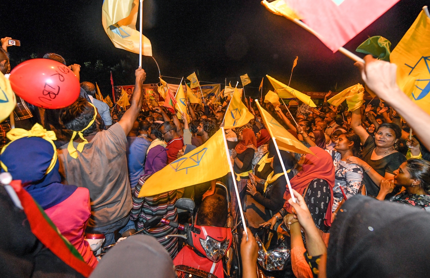 ސެޕްޓެމްބަރު 24، 2018- އާޓިފިޝަލް ބީޗު ސަރަހައްދު: އިއްޔެ ބޭއްވި ރިޔާސީ އިންތިހާބުގައި ބޮޑު ތަފާތަކުން ރައީސް އަބްދުﷲ ޔާމީން ބަލި ކުރައްވައި ކާމިޔާބު ހޯއްދެވި އިބްރާހިމް މުހަންމަދު ސޯލިހު (އިބޫ) އާއި ރަނިންމޭޓް ފައިސަލް ނަސީމާ އެކު އިދިކޮޅު ފަރާތްތަކުން އުފާ ފާޅުކުރަނީ -- ފޮޓޯތައް: ނިޝާން އަލީ/ މިހާރު