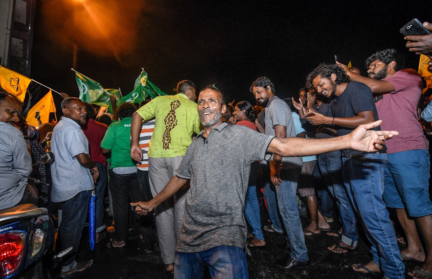 ސެޕްޓެމްބަރު 24، 2018- އާޓިފިޝަލް ބީޗު ސަރަހައްދު: އިއްޔެ ބޭއްވި ރިޔާސީ އިންތިހާބުގައި ބޮޑު ތަފާތަކުން ރައީސް އަބްދުﷲ ޔާމީން ބަލި ކުރައްވައި ކާމިޔާބު ހޯއްދެވި އިބްރާހިމް މުހަންމަދު ސޯލިހު (އިބޫ) އާއި ރަނިންމޭޓް ފައިސަލް ނަސީމާ އެކު އިދިކޮޅު ފަރާތްތަކުން އުފާ ފާޅުކުރަނީ -- ފޮޓޯތައް: ނިޝާން އަލީ/ މިހާރު