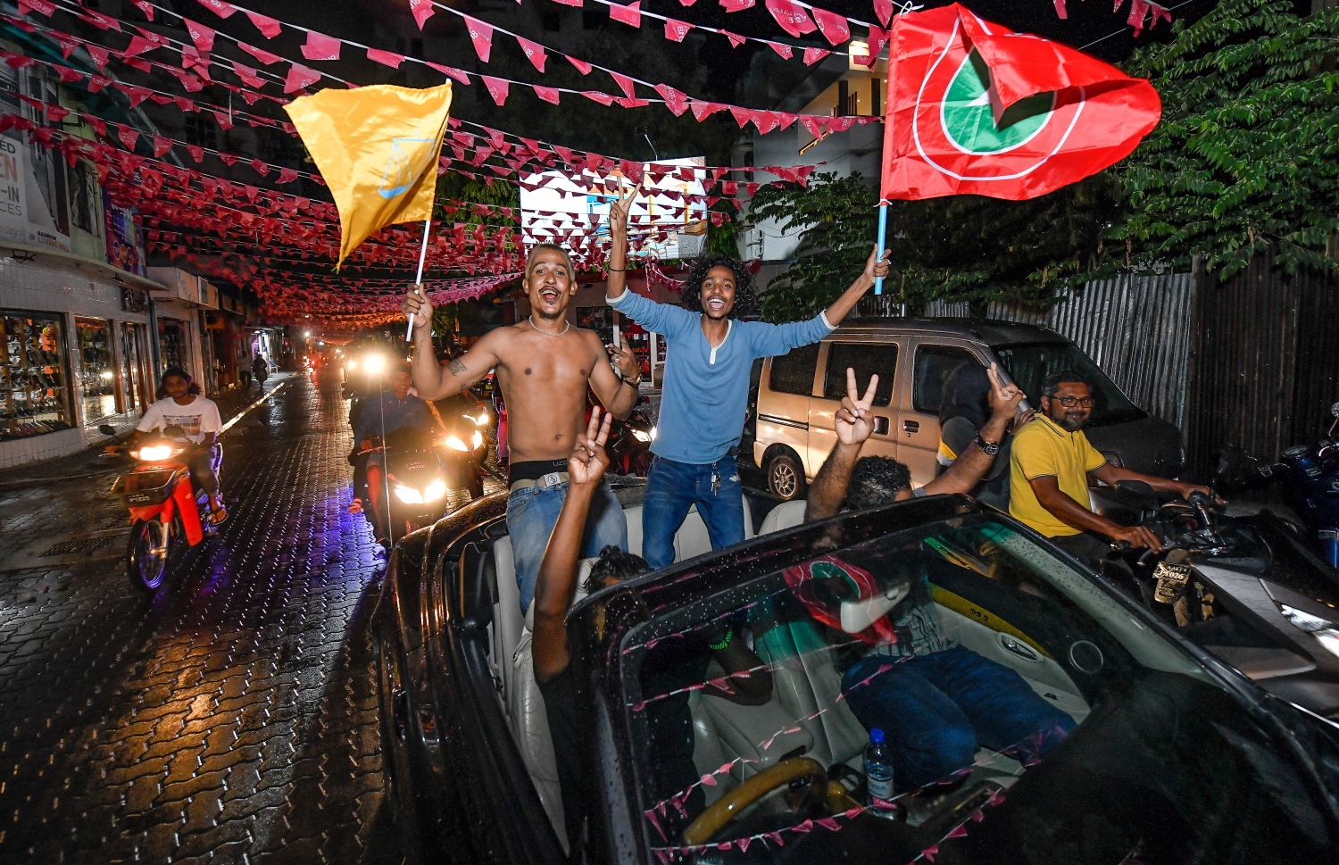 ސެޕްޓެމްބަރު 24، 2018- އާޓިފިޝަލް ބީޗު ސަރަހައްދު: އިއްޔެ ބޭއްވި ރިޔާސީ އިންތިހާބުގައި ބޮޑު ތަފާތަކުން ރައީސް އަބްދުﷲ ޔާމީން ބަލި ކުރައްވައި ކާމިޔާބު ހޯއްދެވި އިބްރާހިމް މުހަންމަދު ސޯލިހު (އިބޫ) އާއި ރަނިންމޭޓް ފައިސަލް ނަސީމާ އެކު އިދިކޮޅު ފަރާތްތަކުން އުފާ ފާޅުކުރަނީ -- ފޮޓޯތައް: ނިޝާން އަލީ/ މިހާރު