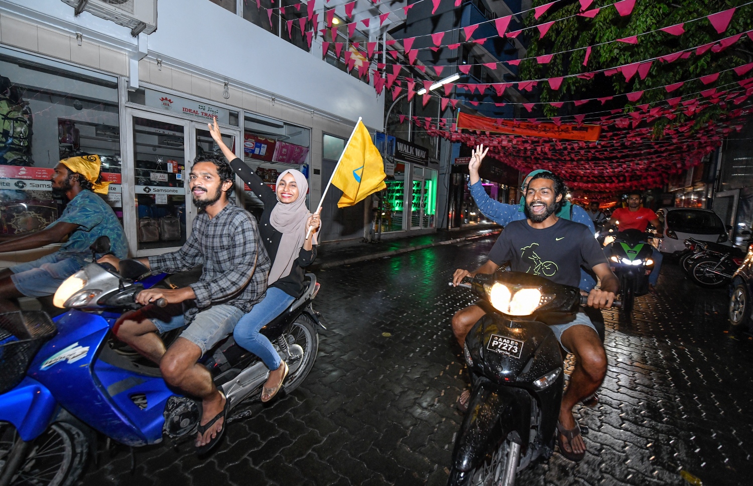 ސެޕްޓެމްބަރު 24، 2018- އާޓިފިޝަލް ބީޗު ސަރަހައްދު: އިއްޔެ ބޭއްވި ރިޔާސީ އިންތިހާބުގައި ބޮޑު ތަފާތަކުން ރައީސް އަބްދުﷲ ޔާމީން ބަލި ކުރައްވައި ކާމިޔާބު ހޯއްދެވި އިބްރާހިމް މުހަންމަދު ސޯލިހު (އިބޫ) އާއި ރަނިންމޭޓް ފައިސަލް ނަސީމާ އެކު އިދިކޮޅު ފަރާތްތަކުން އުފާ ފާޅުކުރަނީ -- ފޮޓޯތައް: ނިޝާން އަލީ/ މިހާރު