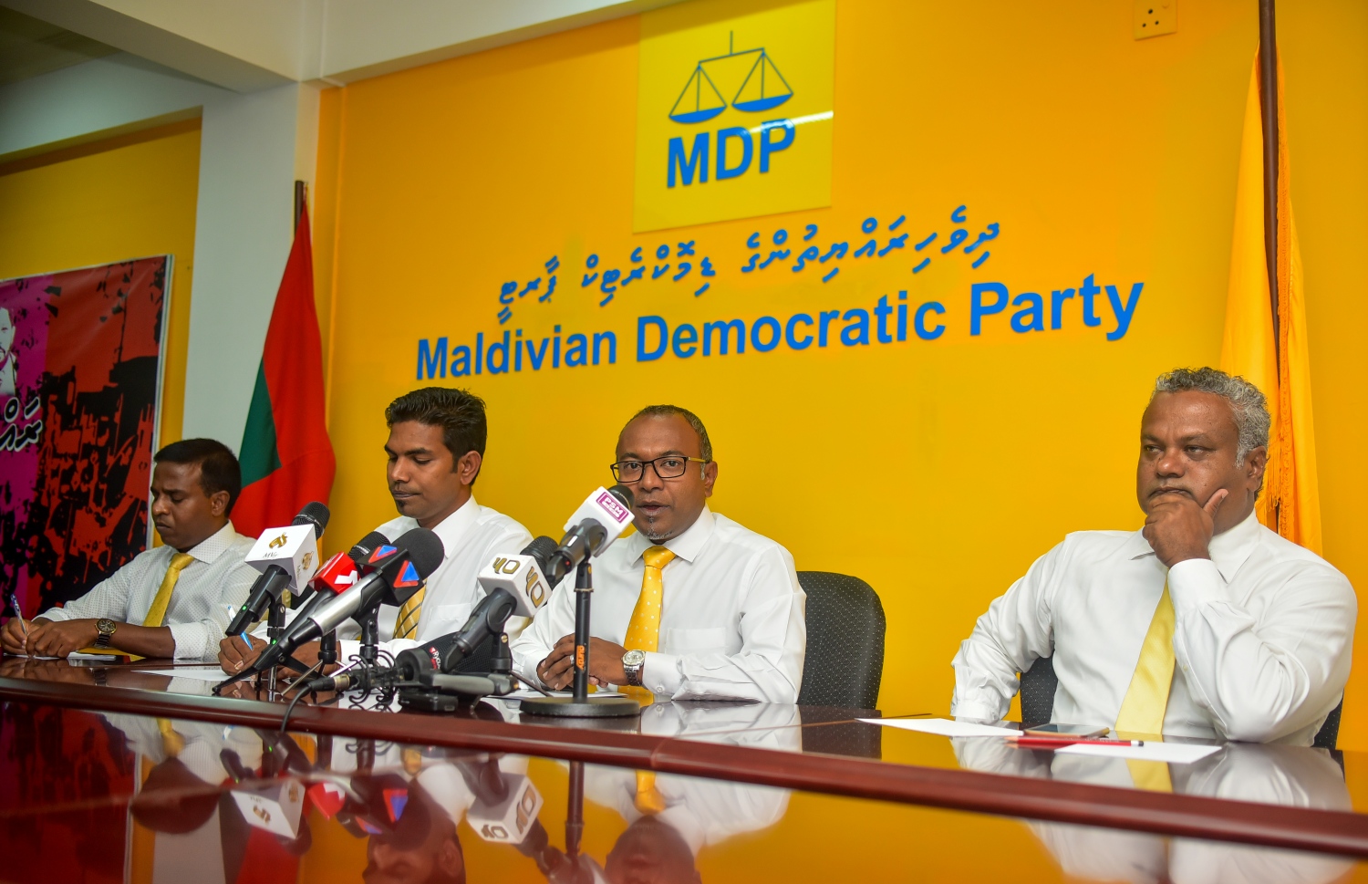 އެމްޑީޕީގެ އޮފީހުގައި މިއަދު ބޭއްވި ނޫސްވެރިންގެ ބައްދަލުވުމުގައި އެ ޕާޓީގެ އިސް ބޭފުޅުން ބައިވެރިވެވަޑައިގަންނަވަނީ. - ފޮޓޯ: އަހުމަދު ނިޝާތު/ މިހާރު