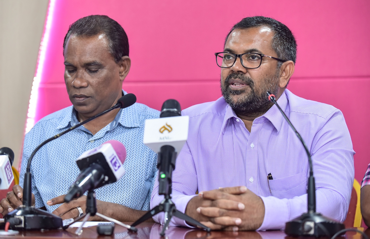 ޕީޕީއެމްގެ ނޫސްވެރިންގެ ބައްދަލުވުމުގައި މޫސާ ޒަމީރާއި އަބްދުއްރަހީމް ބައިވެރިވެވަޑައިގަންނަވަނީ. --ފޮޓޯ: ނިޝާން އަލީ/މިހާރު