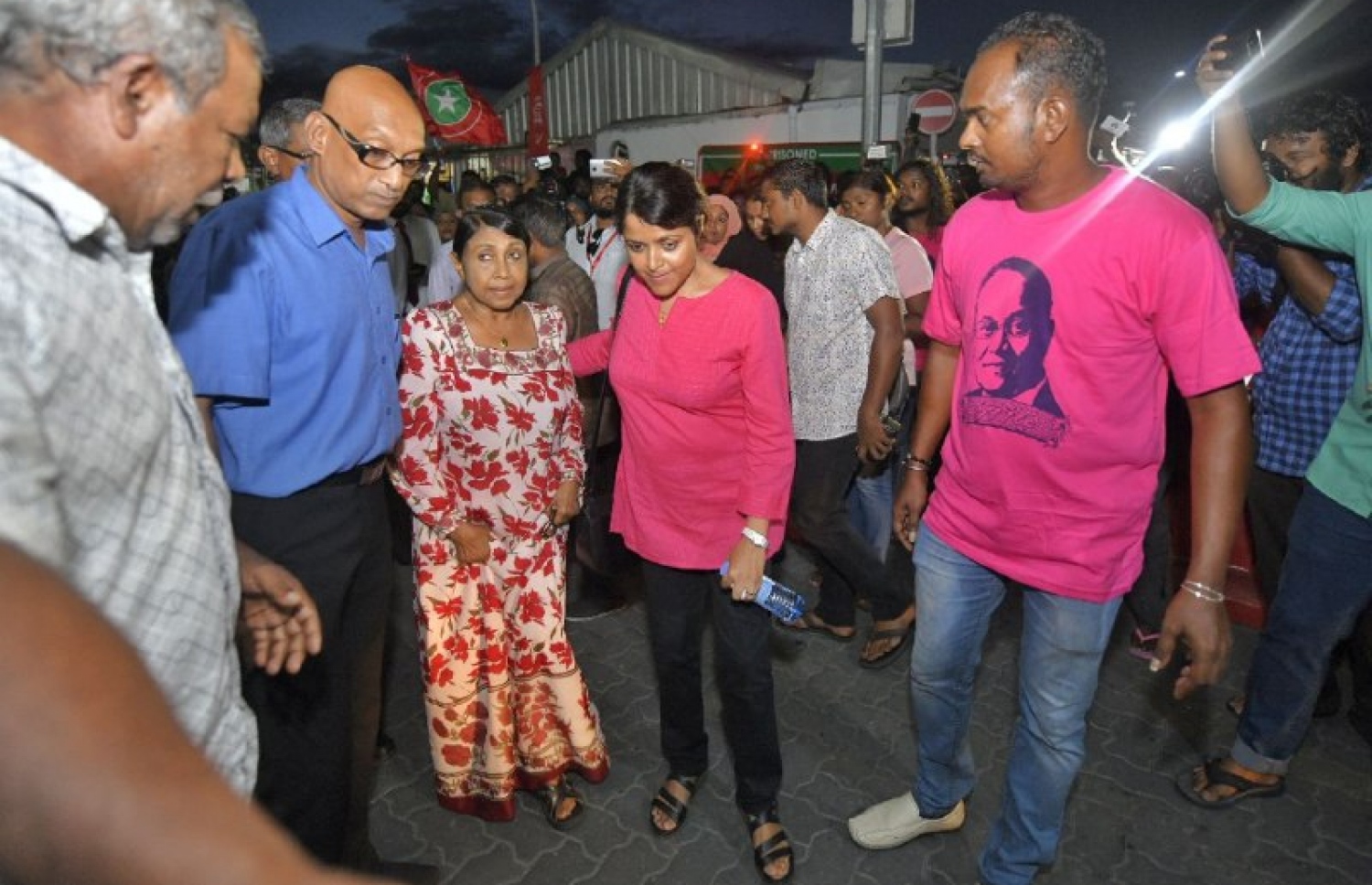 ކުރީގެ ރައީސް މައުމޫން އަބްދުލްގައްޔޫމް އިއްޔެ ކްރިމިނަލް ކޯޓަށް ހާޒިރުކުރި އިރު، އަނބިކަނބަލުން ނަސްރީނާ އިބްރާހިމް (ވ3) އާއި ދަރިކަނބަލުން ޔުމްނާ ކްރިމިނަލް ކޯޓު ސަރަހައްދުގައި. -- ފޮޓޯ: ހުސެން ވަހީދު/މިހާރު