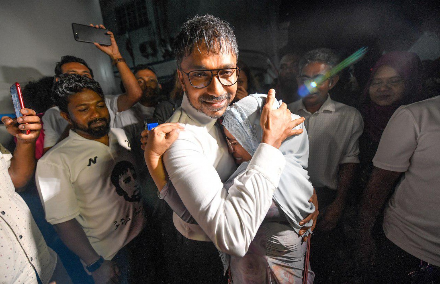 އިލްހާމް މިރޭ މިނިވަން ވުމުން، ކްރިމިނަލް ކޯޓުން ނުކުމެވަޑައިގަތުމުން އޭނާއާ މީހަކު ބައްދާލަނީ.---ފޮޓޯ: ނިޝާން އަލީ/މިހާރު