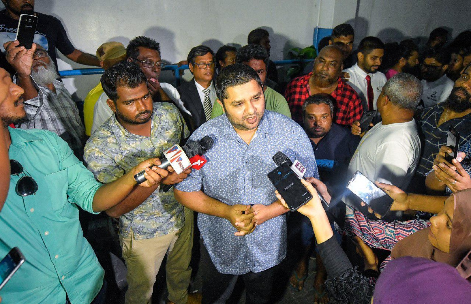 ސިނާން މިރޭ މިނިވަން ވުމުން، ކްރިމިނަލް ކޯޓުން ނުކުމެވަޑައިގެން މީޑިއާއާ ވާހަކަ ދައްކަވަނީ.---ފޮޓޯ: ނިޝާން އަލީ/މިހާރު