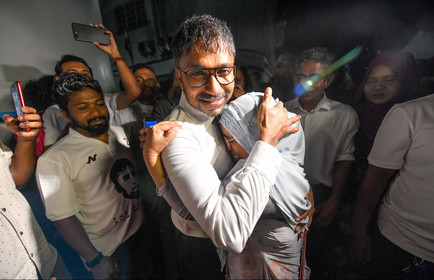 ސެޕްޓެމްބަރު 24، 2018- ކްރިމިނަލް ކޯޓު ސަރަހައްދު: ޝަރީއަތް ނިމެންދެން ބަންދުކޮށްފައި ހުރި ދަނގެތީ ދާއިރާގެ މެމްބަރު އިލްހާމް މިނިވަންވެ ކޯޓުން ނިކުމެވަޑައިގަތުމުން އިލްހާމް މަންމަގެ ގައިގާ ބައްދާލައިގެން.---ފޮޓޯ: ނިޝާން އަލީ/މިހާރު