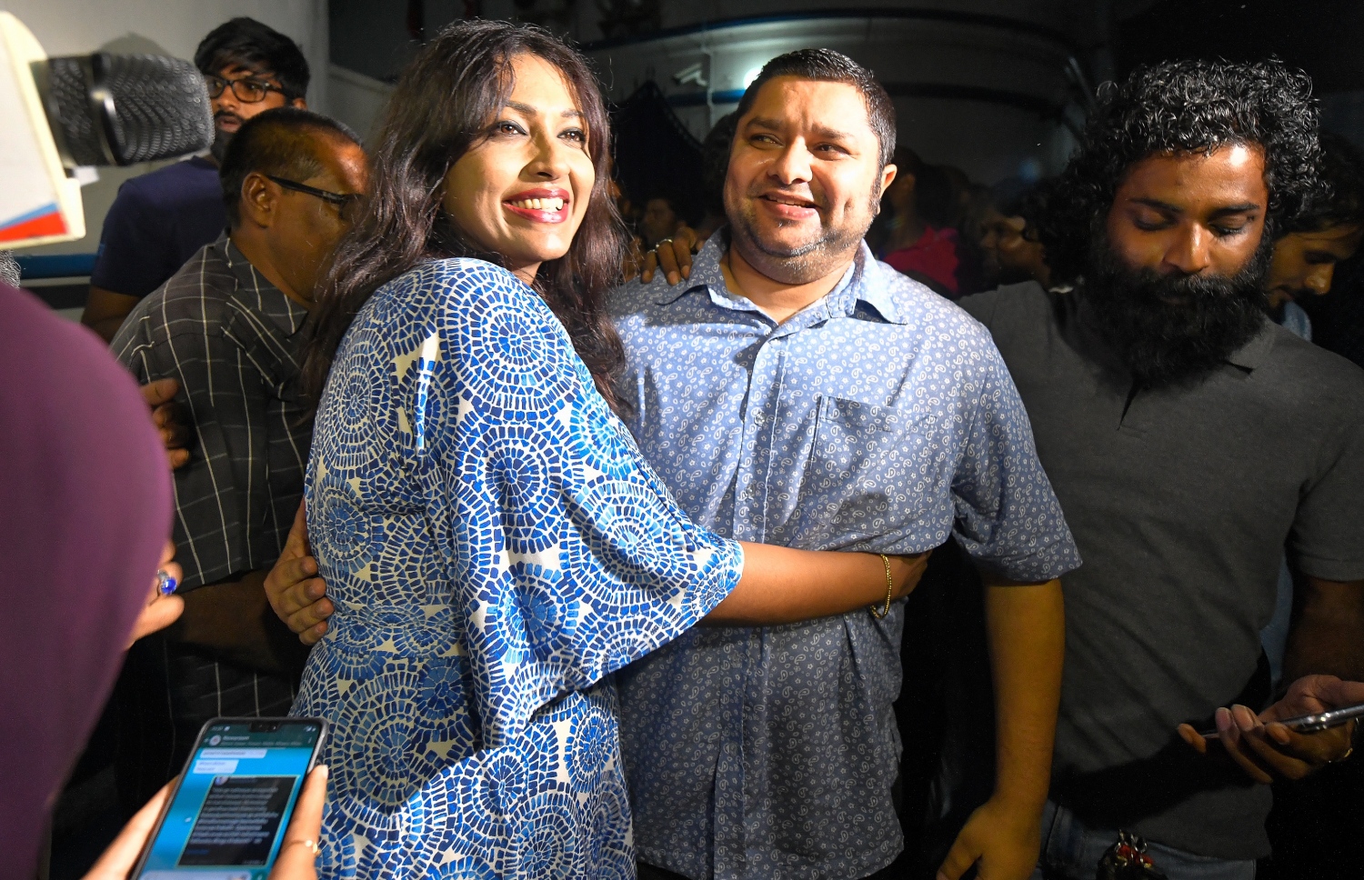 ސެޕްޓެމްބަރު 24، 2018- ކްރިމިނަލް ކޯޓު ސަރަހައްދު: ޝަރީއަތް ނިމެންދެން ބަންދުކޮށްފައި ހުރި މައްޗަންގޮޅީ އުތުރު ދާއިރާގެ މެމްބަރު ސިނާން މިނިވަންވެ ކޯޓުން ނިކުމެވަޑައިގަތުމުން ސިނާންގެ ކޮއްކޮ ގައިގާ ބައްދާލައިގެން.---ފޮޓޯ: ނިޝާން އަލީ/މިހާރު