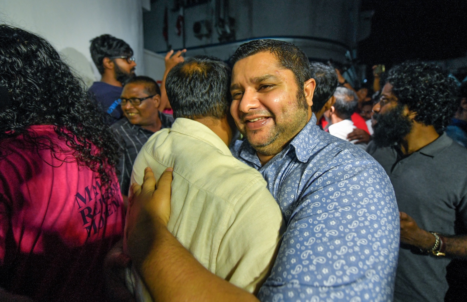 ސެޕްޓެމްބަރު 24، 2018- ކްރިމިނަލް ކޯޓު ސަރަހައްދު: ޝަރީއަތް ނިމެންދެން ބަންދުކޮށްފައި ހުރި މައްޗަންގޮޅީ އުތުރު ދާއިރާގެ މެމްބަރު ސިނާން މިނިވަންވެ ކޯޓުން ނިކުމެވަޑައިގަތުމުން ސިނާންގެ ގައިގާ މީހަކު ބައްދާލަނީ.---ފޮޓޯ: ނިޝާން އަލީ/މިހާރު