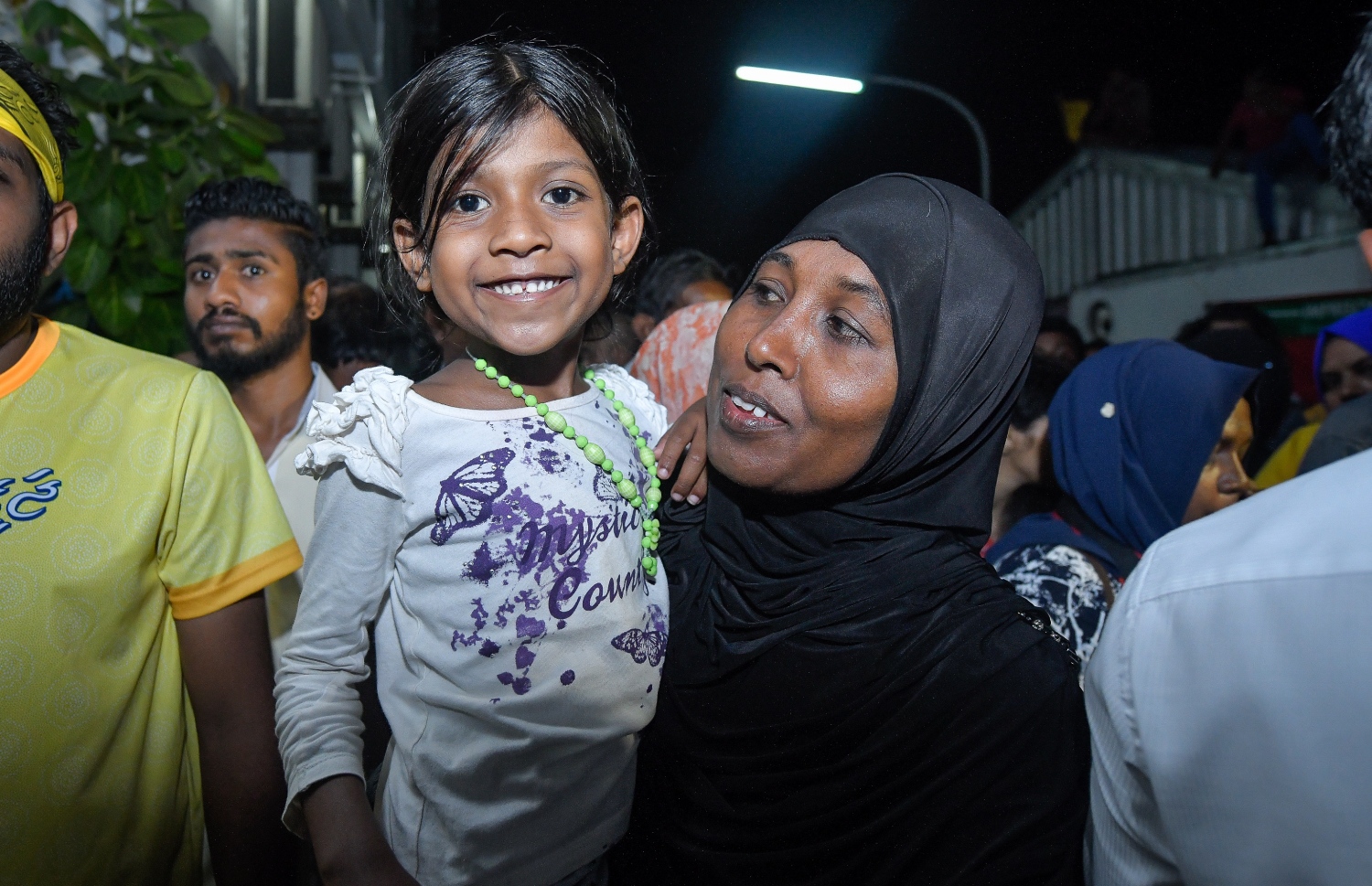 ސެޕްޓެމްބަރު 24، 2018- ސިޔާސީ ބައެއް ބޭފުޅުން މިނިވަންވުމާ ގުޅިގެން ކްރިމިނަލް ކޯޓު ސަރަހައްދައް އެއްވި މީހުންގެ ތެރޭގައި، މޭޑޭ މުޒާހަރާގައި ހައްޔަރުކުރުމަށްފަހު ޖަލުގައި ހުއްޓާ ނިޔާވި އަބްދުﷲ ރަޝީދުގެ އަންހެނުން ޝެހެނާޒް، އޭނާގެ އެންމެ ހަގު އަންހެން ދަރިފުޅު އުރާލައިގެން.---ފޮޓޯ: ނިޝާން އަލީ/މިހާރު