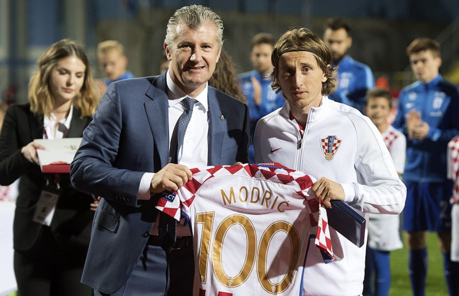 ކްރޮއޭޝިއާގެ އެފްއޭ ރައީސް ސުކާ (ކ) އާއި އެ ޓީމުގެ ކެޕްޓަން މޮޑްރިޗް. --- ފޮޓޯ: ގެޓީއިމޭޖަސް