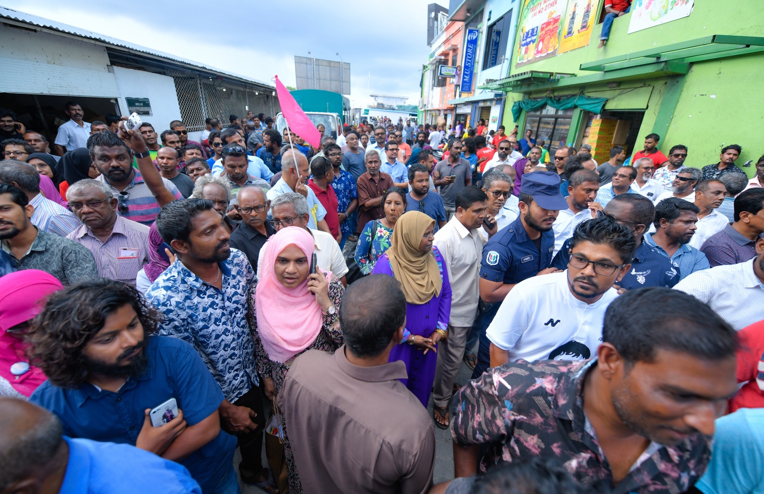 ސެޕްޓެމްބަރު 24، 2018- ކްރިމިނަލް ކޯޓު ސަރަހައްދު: ޝަރީއަތް ނިމެންދެން ބަންދުކޮށްފައި ތިބި ސިޔާސީ ބައެއް ބޭފުޅުން މިނިވަންކުރުމާ ގުޅިގެން ގިނަ އަދަދެއްގެ މީހުން ކްރިމިނަލް ކޯޓު ސަރަހައްދައް އެއްވެފައި.---ފޮޓޯ: ހުސައިން ވަހީދު/މިހާރު