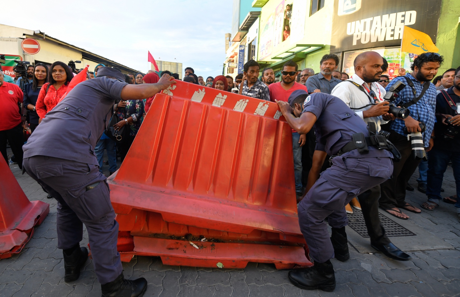 ސެޕްޓެމްބަރު 24، 2018- ކްރިމިނަލް ކޯޓު ސަރަހައްދު: ޝަރީއަތް ނިމެންދެން ބަންދުކޮށްފައި ތިބި ސިޔާސީ ބައެއް ބޭފުޅުން މިނިވަންކުރުމާ ގުޅިގެން ގިނަ އަދަދެއްގެ މީހުން ކްރިމިނަލް ކޯޓު ސަރަހައްދައް އެއްވުމާ ގުޅިގެން ފުލުހުން މަގުމަތީގައި ބެރިކޭޑް ބަހައްޓަނީ.---ފޮޓޯ: ހުސައިން ވަހީދު/މިހާރު