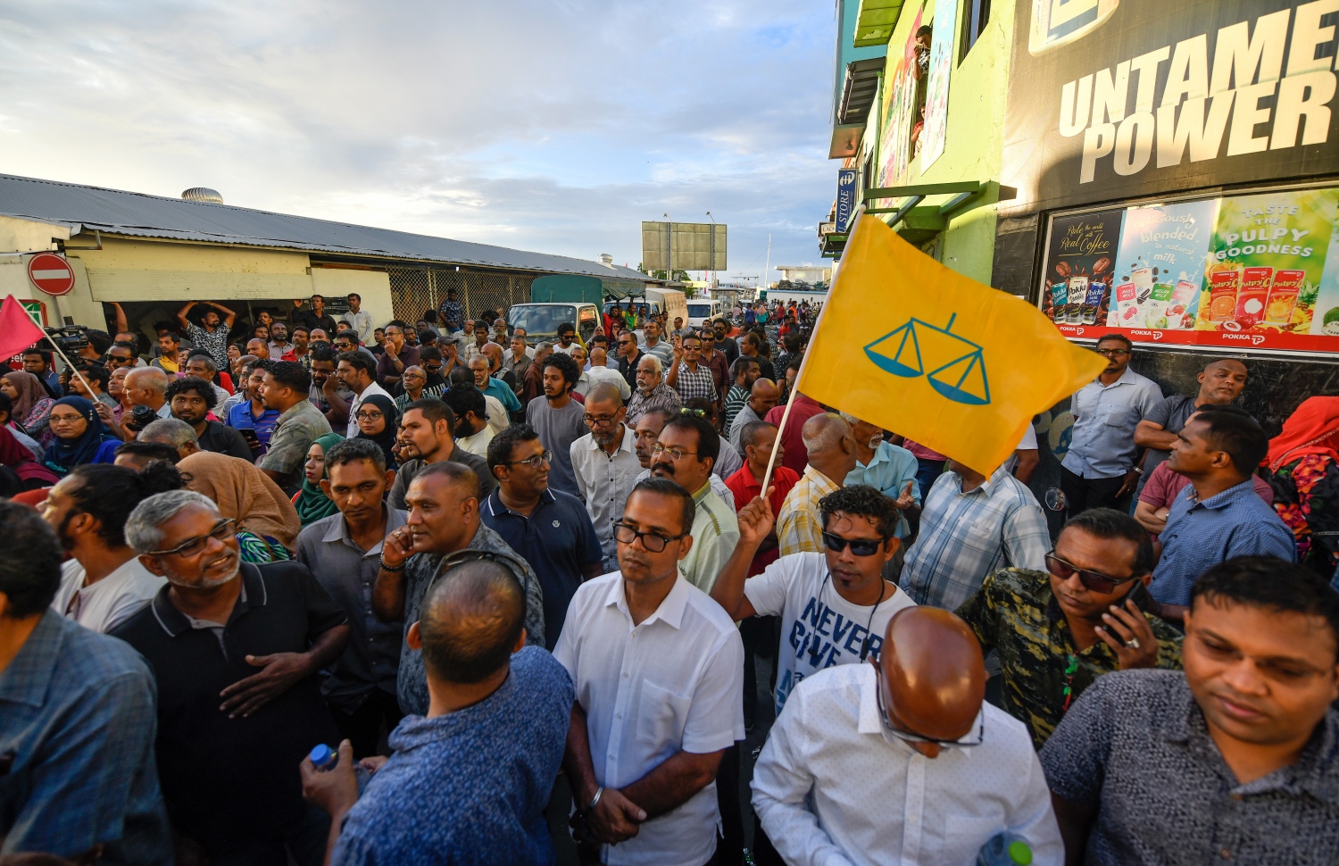 ސެޕްޓެމްބަރު 24، 2018- ކްރިމިނަލް ކޯޓު ސަރަހައްދު: ޝަރީއަތް ނިމެންދެން ބަންދުކޮށްފައި ތިބި ސިޔާސީ ބައެއް ބޭފުޅުން މިނިވަންކުރުމާ ގުޅިގެން ގިނަ އަދަދެއްގެ މީހުން ކްރިމިނަލް ކޯޓު ސަރަހައްދައް އެއްވެފައި.---ފޮޓޯ: ހުސައިން ވަހީދު/މިހާރު