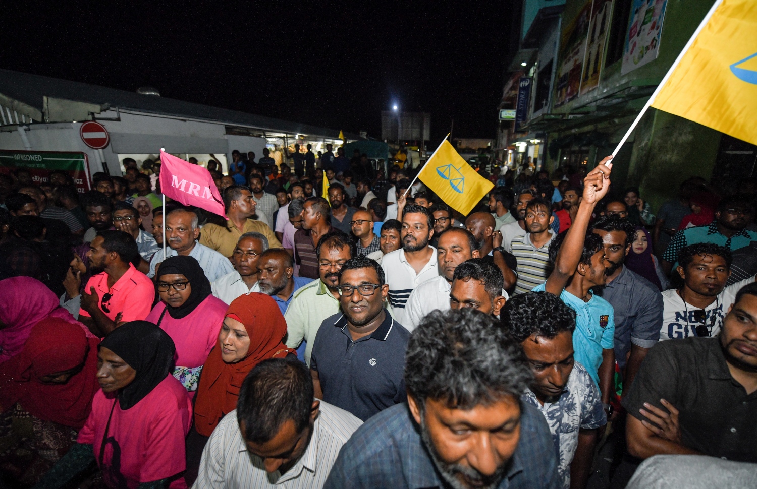 ސެޕްޓެމްބަރު 24، 2018- ކްރިމިނަލް ކޯޓު ސަރަހައްދު: ޝަރީއަތް ނިމެންދެން ބަންދުކޮށްފައި ތިބި ސިޔާސީ ބައެއް ބޭފުޅުން މިނިވަންކުރުމާ ގުޅިގެން ގިނަ އަދަދެއްގެ މީހުން ކްރިމިނަލް ކޯޓު ސަރަހައްދައް އެއްވެފައި.---ފޮޓޯ: ހުސައިން ވަހީދު/މިހާރު