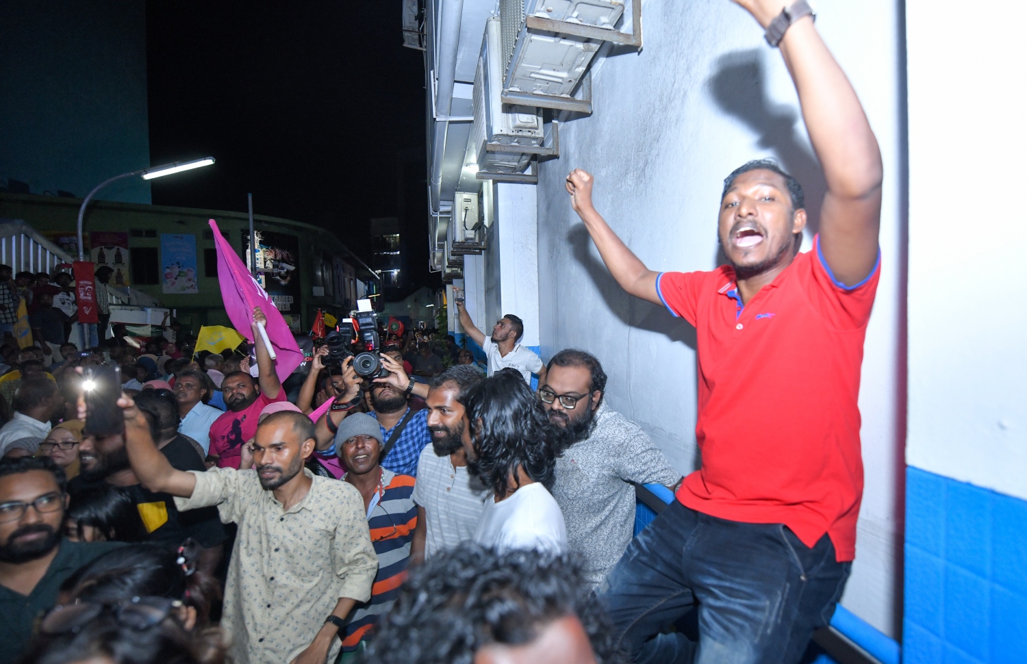 ސެޕްޓެމްބަރު 24، 2018- ކްރިމިނަލް ކޯޓު ސަރަހައްދު: ޝަރީއަތް ނިމެންދެން ބަންދުކޮށްފައި ތިބި ސިޔާސީ ބައެއް ބޭފުޅުން މިނިވަންކުރުމާ ގުޅިގެން ގިނަ އަދަދެއްގެ މީހުން ކްރިމިނަލް ކޯޓު ސަރަހައްދައް އެއްވެތިބެ އަޑުއުފުލަނީ.---ފޮޓޯ: ހުސައިން ވަހީދު/މިހާރު