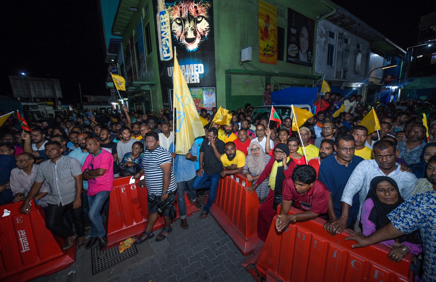 ސެޕްޓެމްބަރު 24، 2018- ކްރިމިނަލް ކޯޓު ސަރަހައްދު: ޝަރީއަތް ނިމެންދެން ބަންދުކޮށްފައި ތިބި ސިޔާސީ ބައެއް ބޭފުޅުން މިނިވަންކުރުމާ ގުޅިގެން ގިނަ އަދަދެއްގެ މީހުން ކްރިމިނަލް ކޯޓު ސަރަހައްދައް އެއްވެފައި.---ފޮޓޯ: ހުސައިން ވަހީދު/މިހާރު