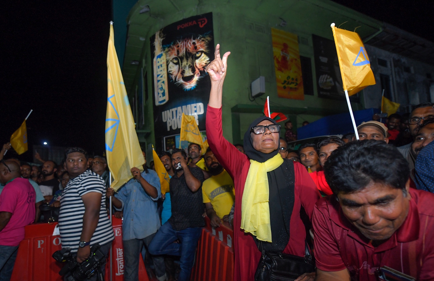 ސެޕްޓެމްބަރު 24، 2018- ކްރިމިނަލް ކޯޓު ސަރަހައްދު: ޝަރީއަތް ނިމެންދެން ބަންދުކޮށްފައި ތިބި ސިޔާސީ ބައެއް ބޭފުޅުން މިނިވަންކުރުމާ ގުޅިގެން ގިނަ އަދަދެއްގެ މީހުން ކްރިމިނަލް ކޯޓު ސަރަހައްދައް އެއްވެތިބެ އަޑުއުފުލަނީ.---ފޮޓޯ: ހުސައިން ވަހީދު/މިހާރު