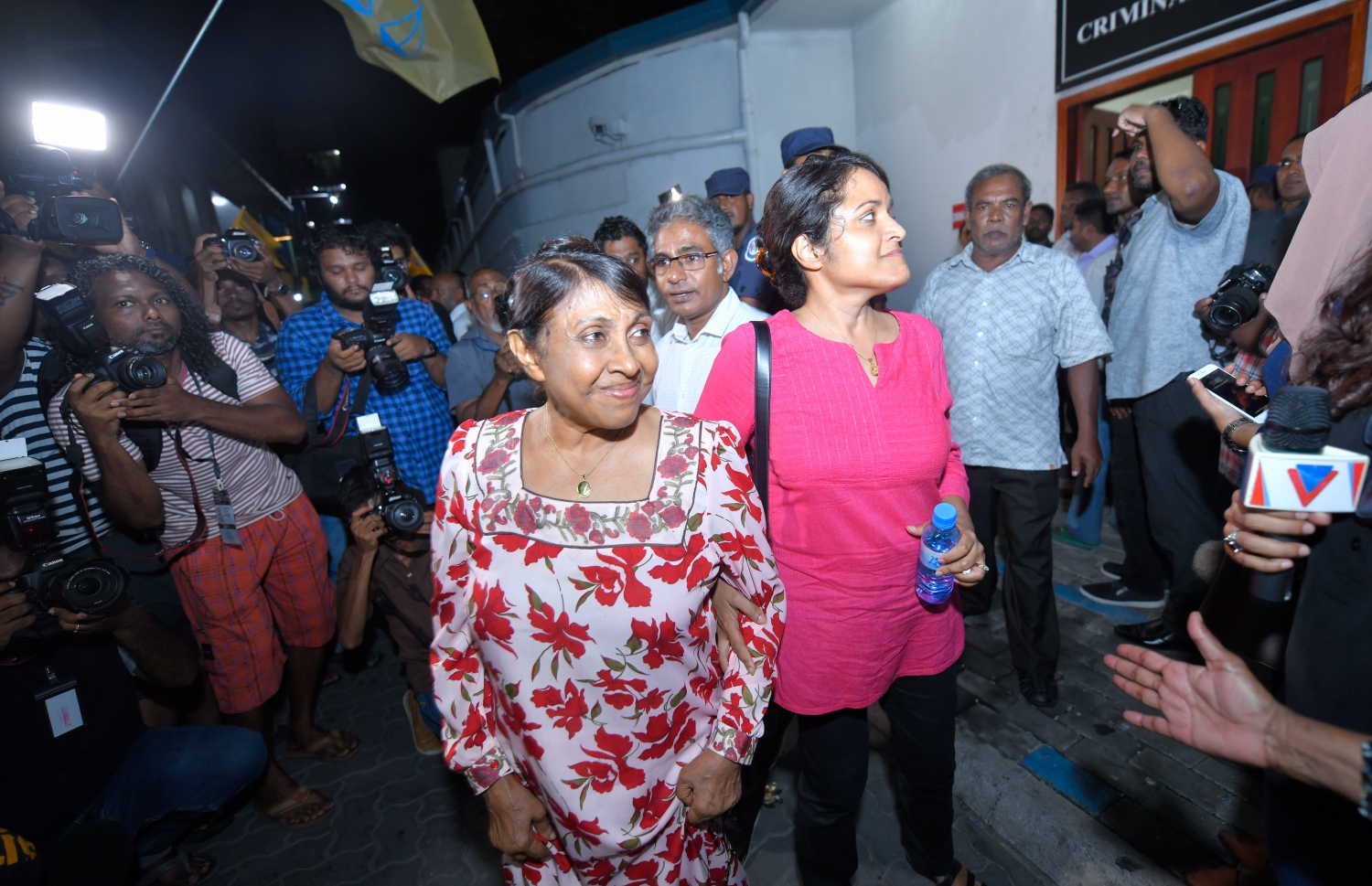 ސެޕްޓެމްބަރު 24، 2018- ކްރިމިނަލް ކޯޓު ސަރަހައްދު: ރައީސް މައުމޫންގެ ޝަރީއަތަށް މައުމޫންގެ އަނބިކަނބަލުންް ނަސްރީނާ އަދި ދަރިކަލުން ޔުމްނާ މައުމޫން ކޯޓަށް ވަޑައިގަންނަވަނީ.---ފޮޓޯ: ހުސައިން ވަހީދު/މިހާރު