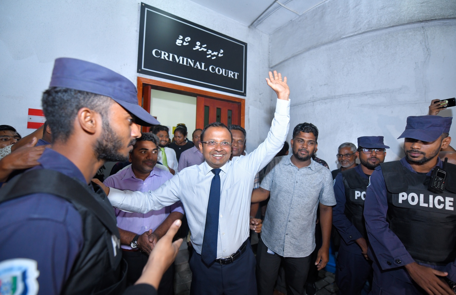 ސެޕްޓެމްބަރު 24، 2018- ކްރިމިނަލް ކޯޓު ސަރަހައްދު: ޝަރީއަތް ނިމެންދެން ބަންދުކޮށްފައި ހުރި ކިނބިދޫ ދާއިރާގެ މެމްބަރު އަބްދުﷲ ރިޔާޒު މިނިވަންވެ ކޯޓުން ނިކުމެވަޑައިގަތުމަށްފަހު އެއްވެ ތިބި މީހުންނަށް އިޝާރާތްކުރައްވާ އުފާފާޅުކުރައްވަނީ.---ފޮޓޯ: ހުސައިން ވަހީދު/މިހާރު