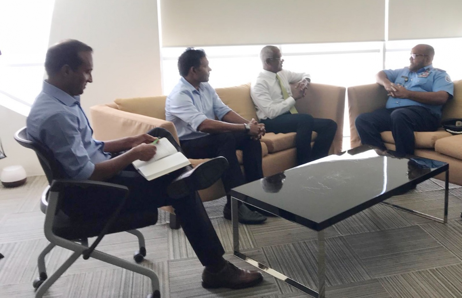 އިބޫ އާއި ނަވާޒުގެ ބައްދަލު ކުރެއްވުމުގައި އެމްސީ ހަމީދާއި ފައިސަލް ބައިވެރިވެވަޑައިގަންނަވަނީ. -- ފޮޓޯ: އެމްޑީޕީ