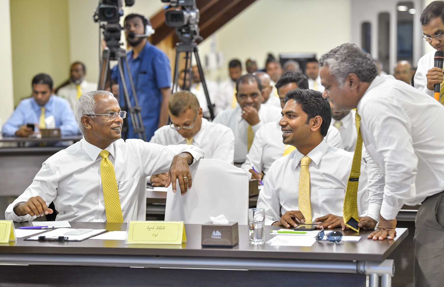 މާލެ: ސެޕްޓެމްބަރު 25، 2018: ޗަމްޕާގައި ބޭއްވި އެމްޑީޕީގެ ގައުމީ މަޖިލީހުގައި ރިޔާސީ އިންތިހާބު ކާމިޔާބުކުރެއްވި ކޯލިޝަންގެ ކެންޑިޑޭޓް އިބްރާހިމް މުހައްމަދު ސޯލިހް (އިބޫ) އަދި ޝިފާޒް ވާހަކަ ދައްކަވަނީ.-- ފޮޓޯ: ނިޝާން އަލީ /މިހާރު