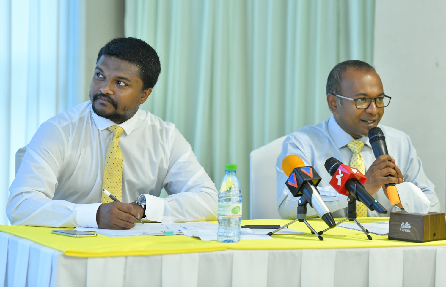 މާލެ: ސެޕްޓެމްބަރު 25، 2018: ސޯލްޓުގައި ބޭއްވި އެމްޑީޕީގެ ގައުމީ މަޖިލީހުގައި އެމްޑީޕީގެ ބައެއް މެމްބަރުން ބައިވެރިވަނީ.-- ފޮޓޯ: ނިޝާން އަލީ /މިހާރު