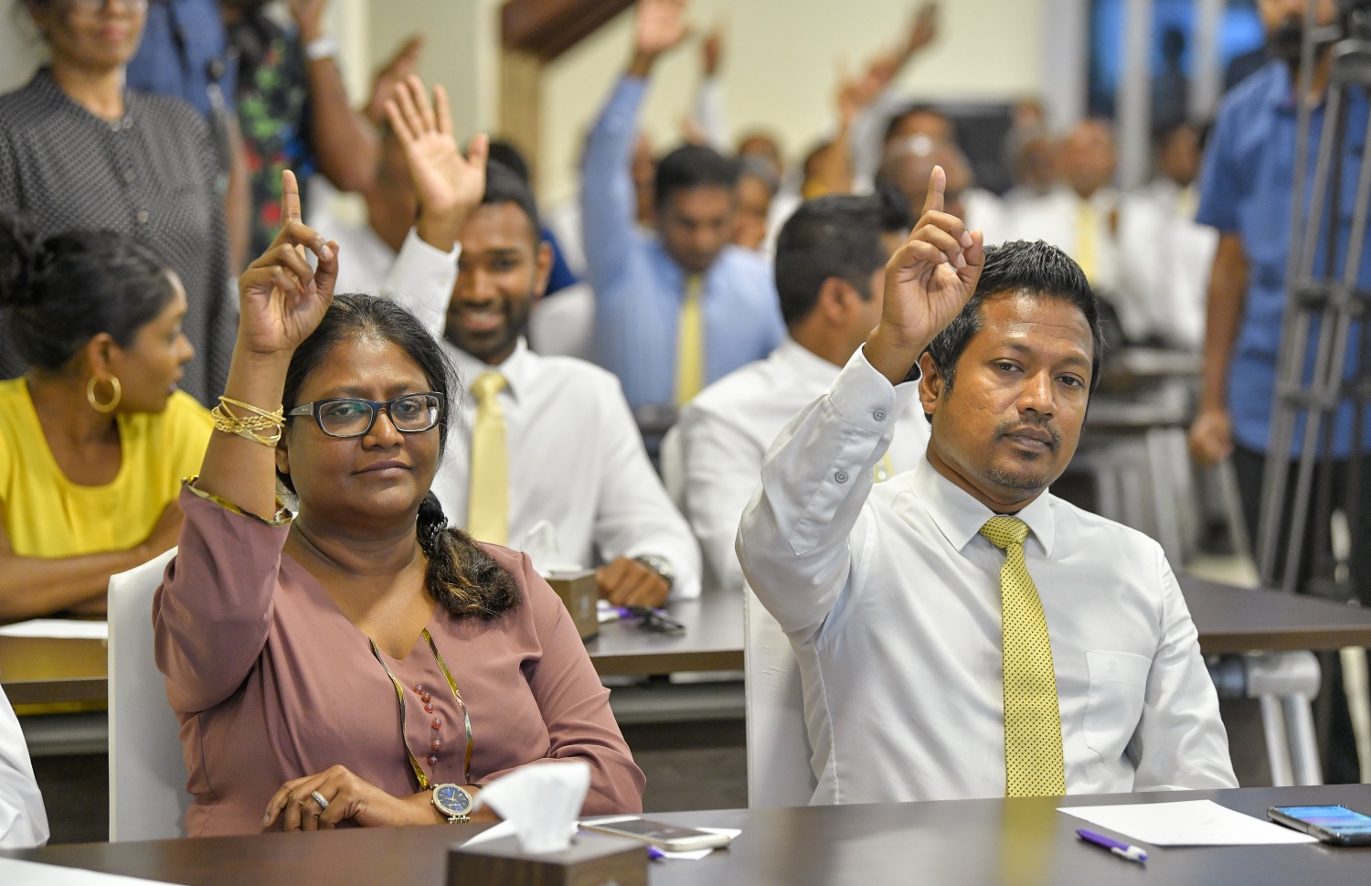 މާލެ: ސެޕްޓެމްބަރު 25، 2018: ޗަމްޕާގައި ބޭއްވި އެމްޑީޕީގެ ގައުމީ މަޖިލީހުގައި އިމްތިޔާޒް ފަހުމީ އަދި ޝިފާ ބައިވެރިވަނީ.-- ފޮޓޯ: ނިޝާން އަލީ /މިހާރު