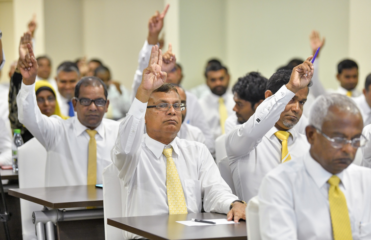 މާލެ: ސެޕްޓެމްބަރު 25، 2018: ޗަމްޕާގައި ބޭއްވި އެމްޑީޕީގެ ގައުމީ މަޖިލީހުގައި އިމްތިޔާޒް ފަހުމީ އަދި ޝިފާ ބައިވެރިވަނީ.-- ފޮޓޯ: ނިޝާން އަލީ /މިހާރު